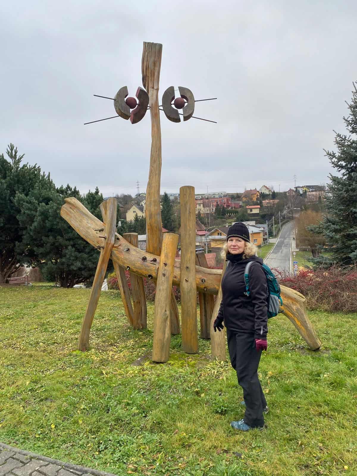 Moderní umění pod širým nebem s výhledem do údolí.