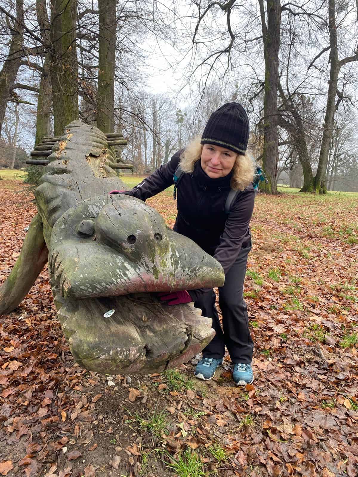 Dřevěný hlídač v příměstském parku.