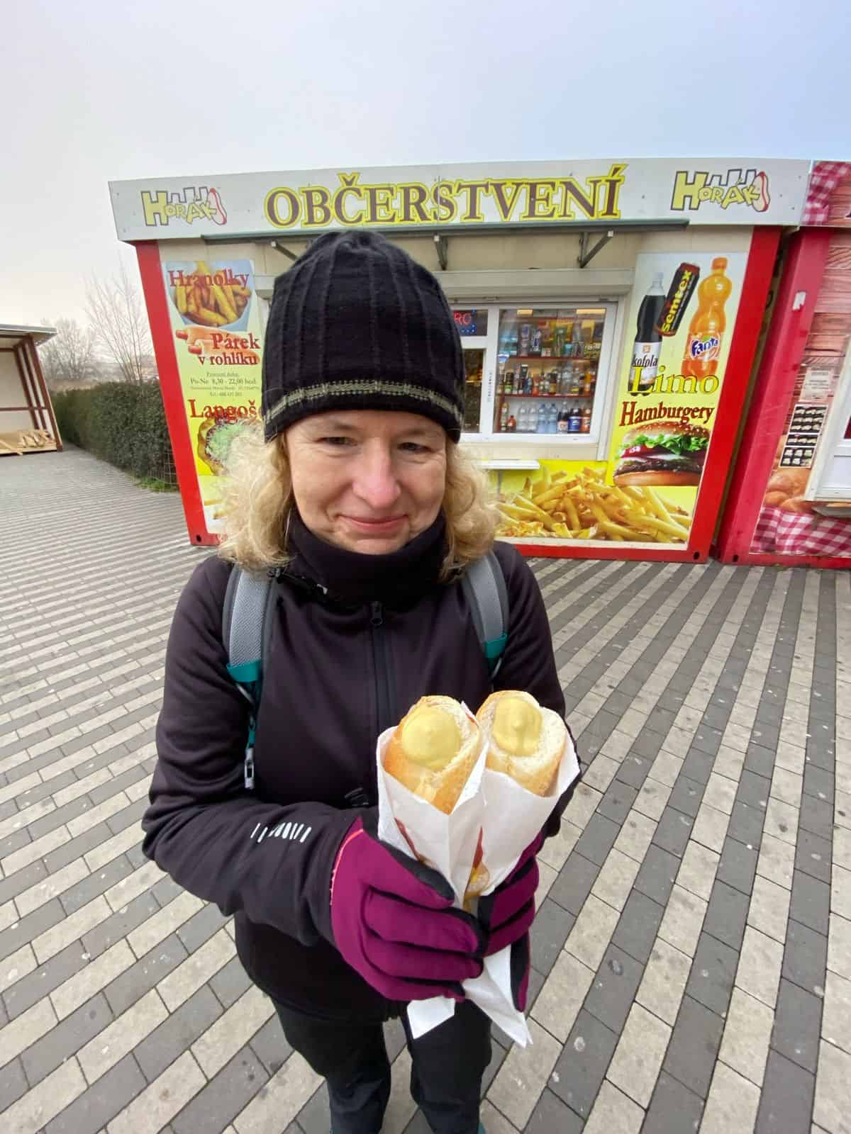 Základní strava turistů a poutníků - poctivý párek v rohlíku s hořčicí.