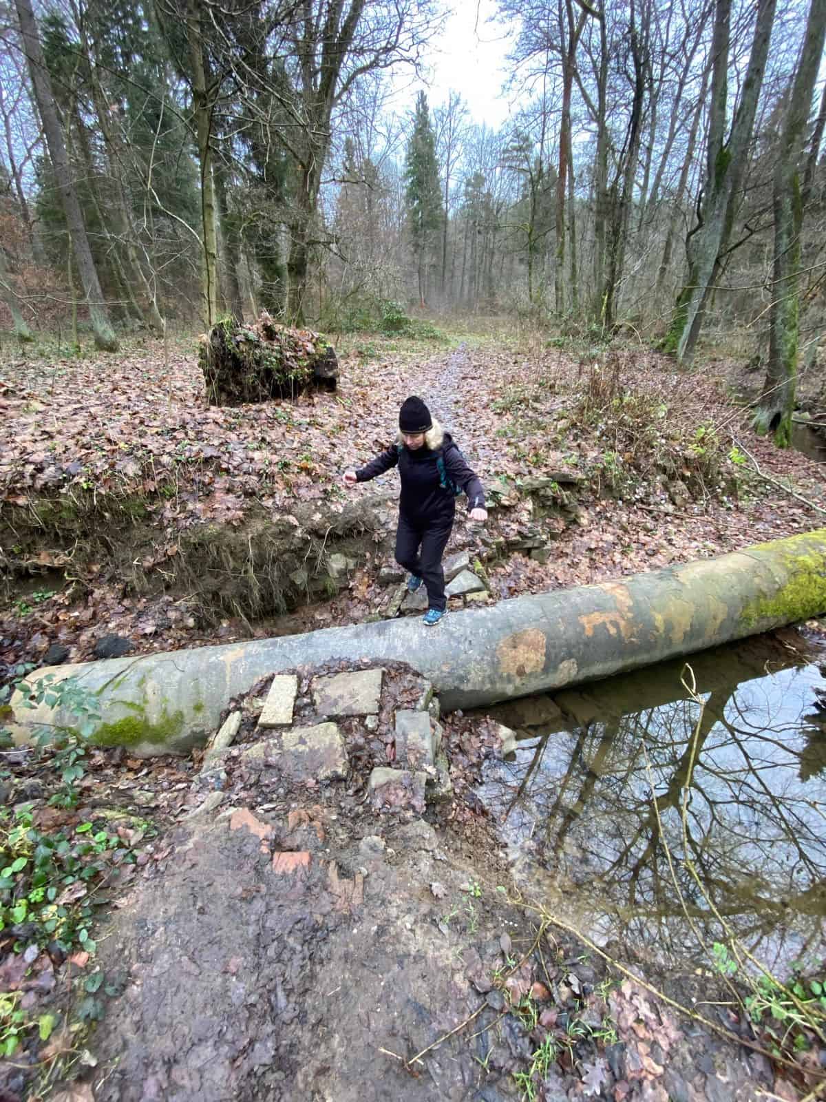 Když chybí most, musí posloužit teplovodní trubka.