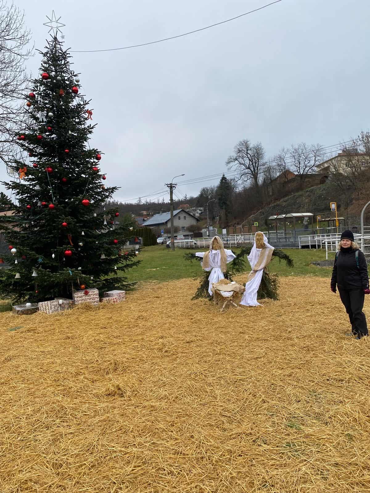Slaměný betlém vkusně dotvářel venkovní sváteční náladu.