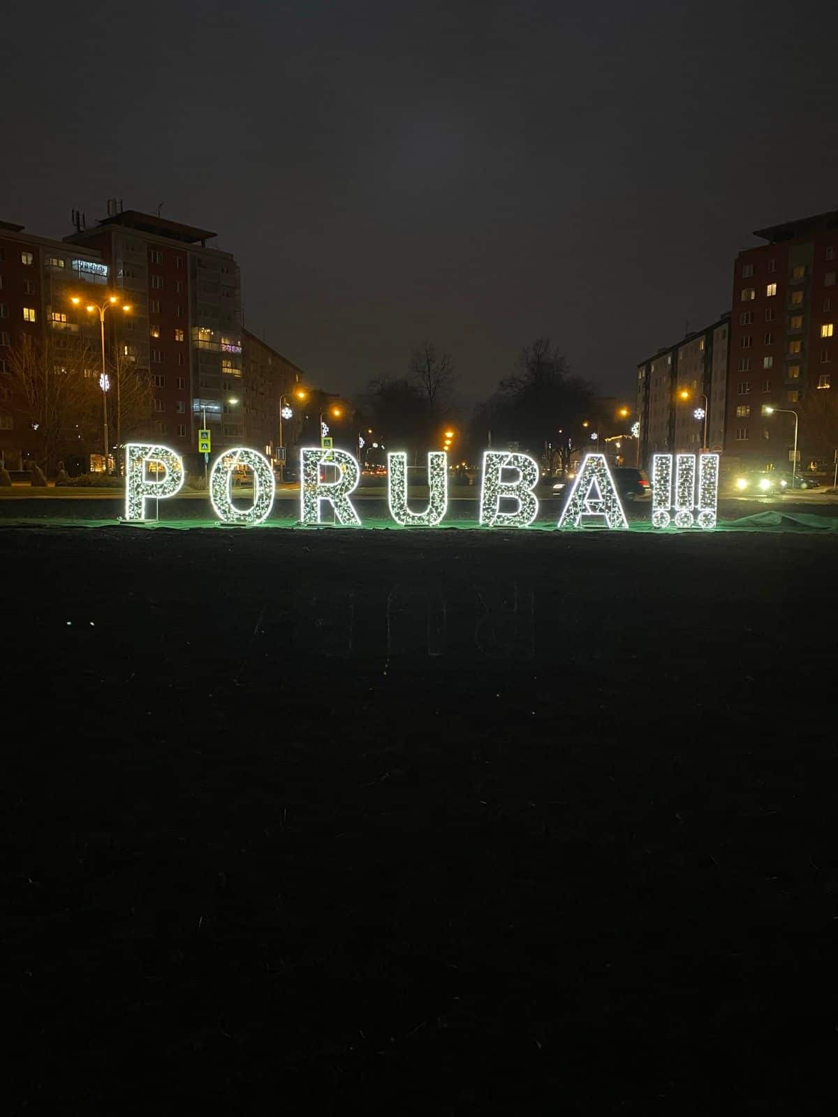 Ikonický svítící nápis, který nás vyprovázel na trasu.