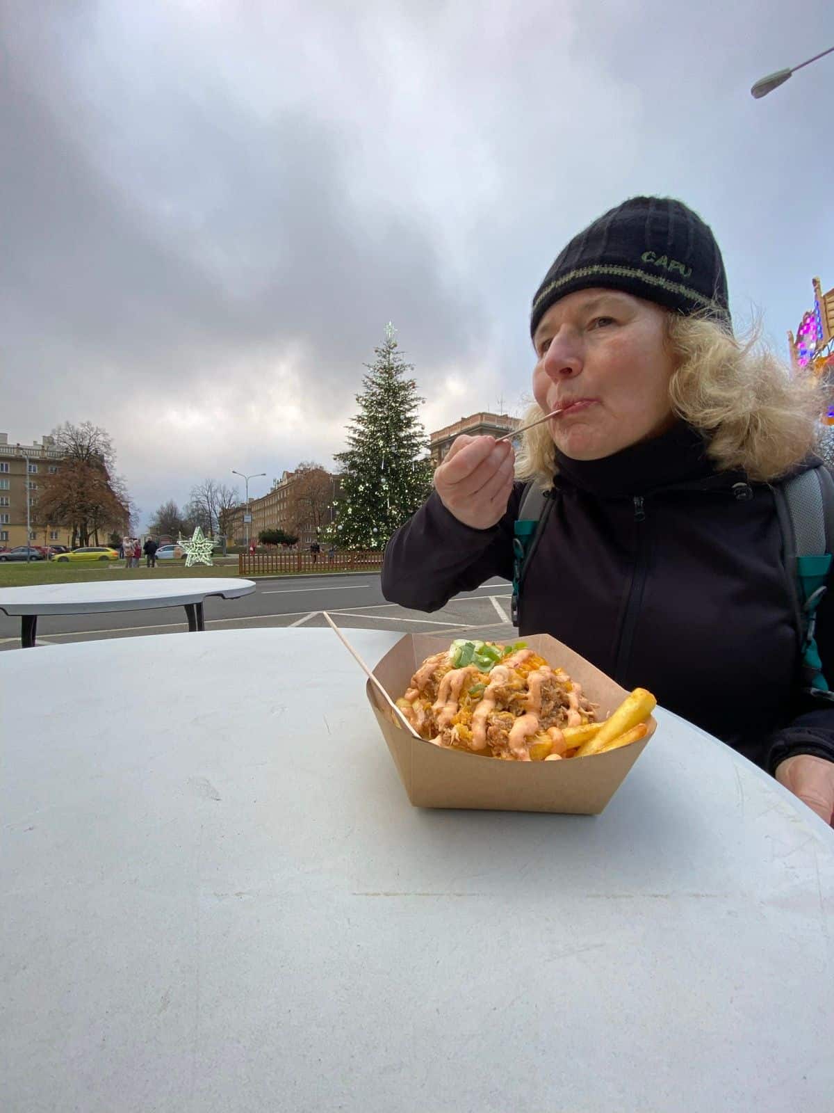 Odměna na závěr dlouhého pochodu - trhané maso s hranolky a sýrovou omáčkou.