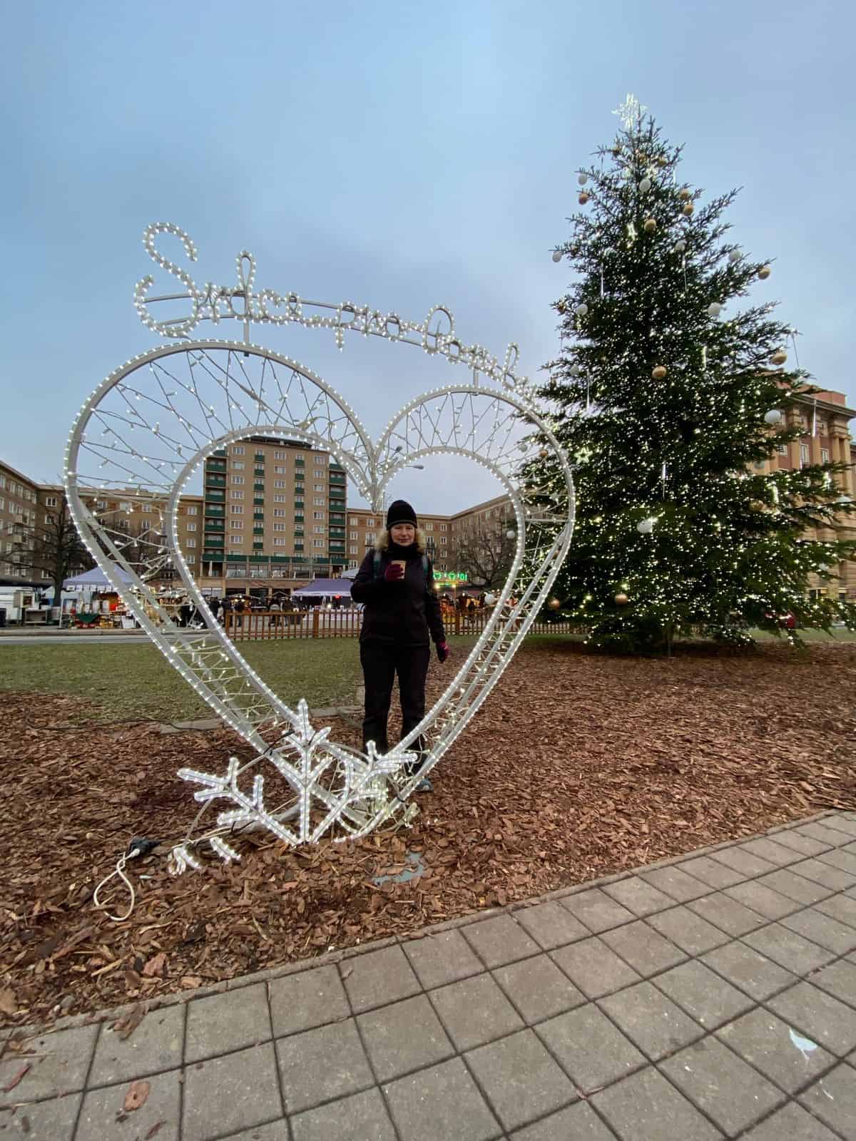 Předvánoční toulky ostravským pohraničím: Příroda, dřevěné sochy a punč v Porubě