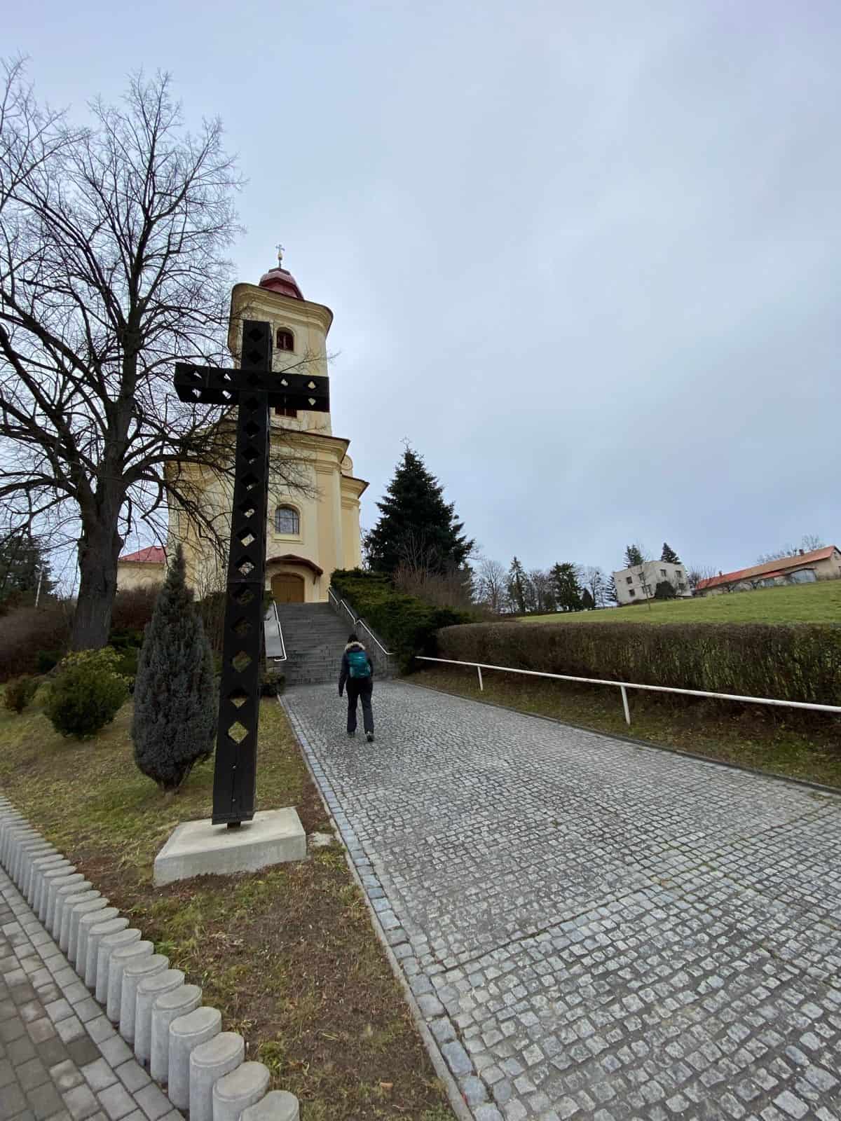 Výšlap ke kostelu nás po rovných kilometrech trochu zahřál.