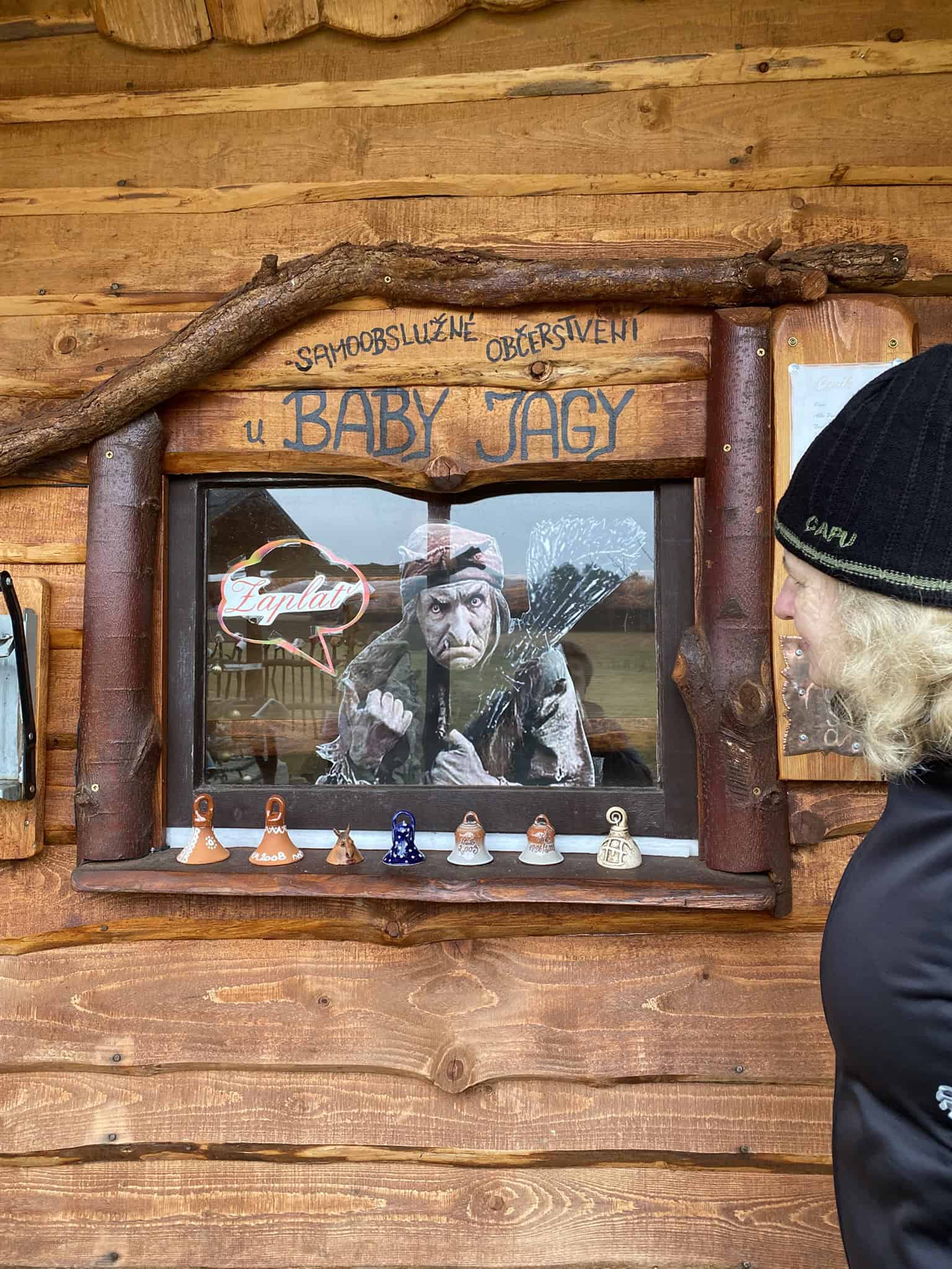 Samoobslužné občerstvení U Baby Jagy, kde na vás z okna kouká stará ježibaba.