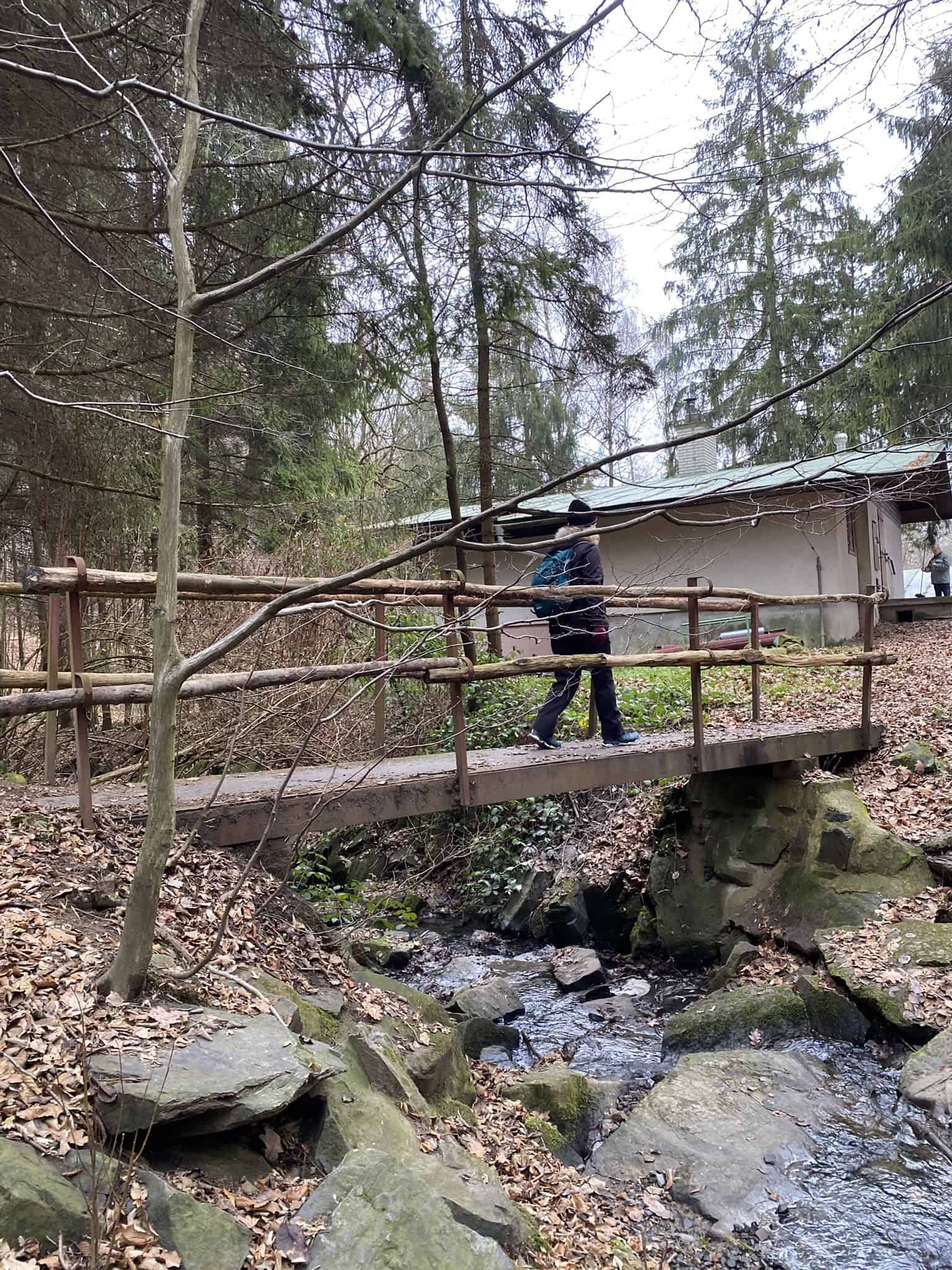 Přechod přes potok po starší dřevěné lávce někde v údolíčkách před cílovým krpálem.