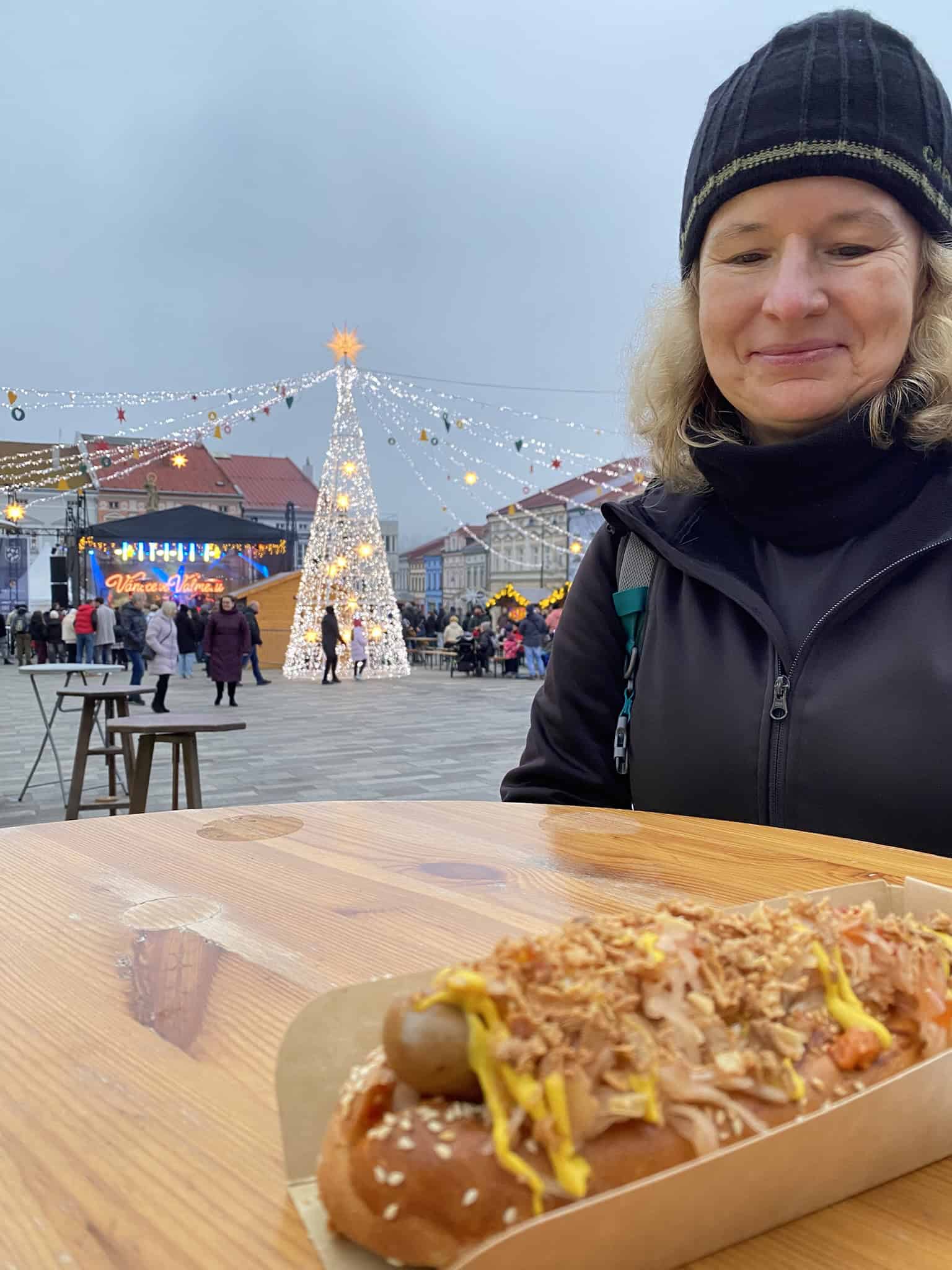 Upgrade jídla č. 2: luxusní hot dog u stánků. Za hubičku to nebylo, ale bodnul výborně.