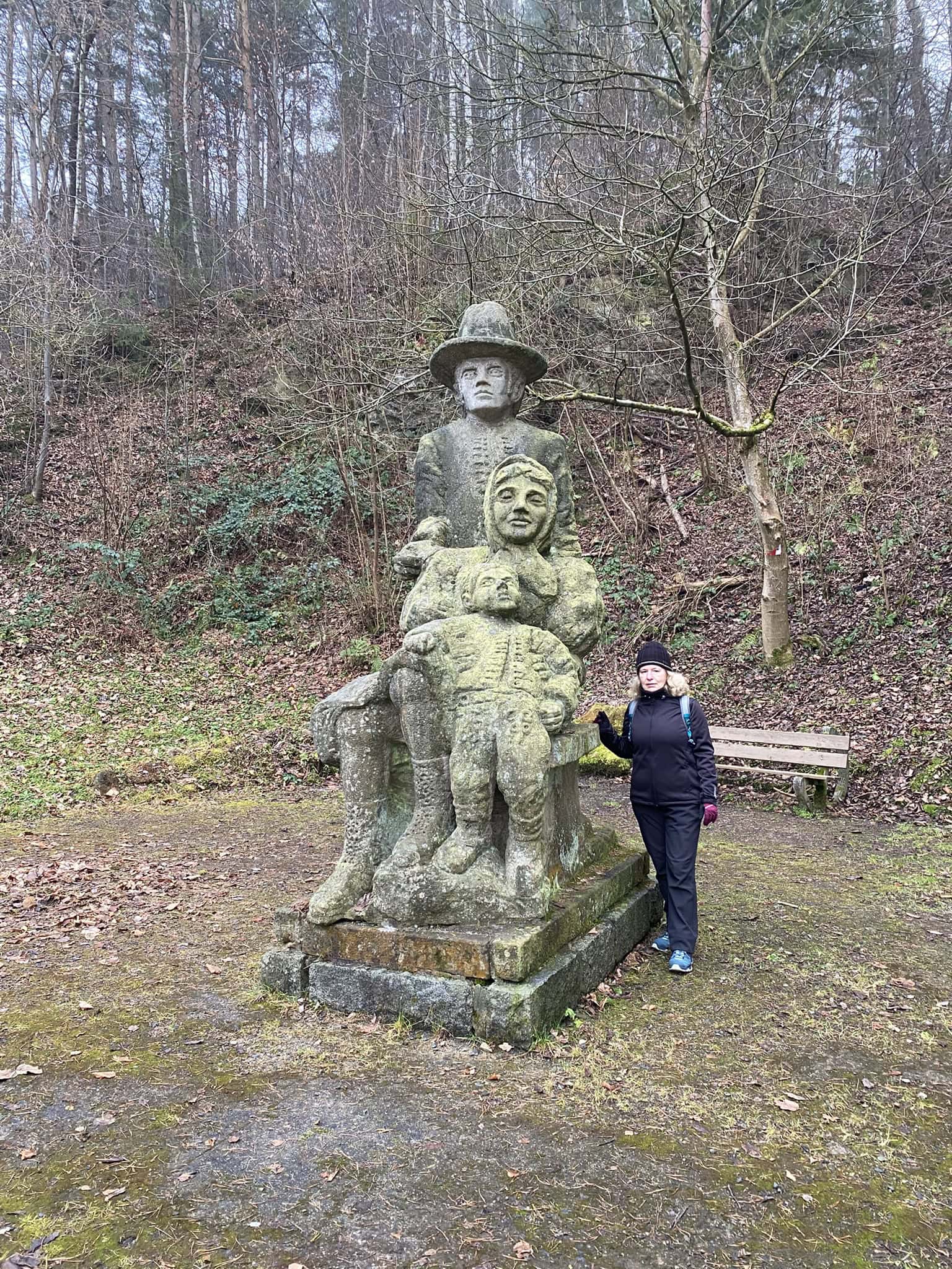 Zajímavá kamenná socha poblíž poutního místa.