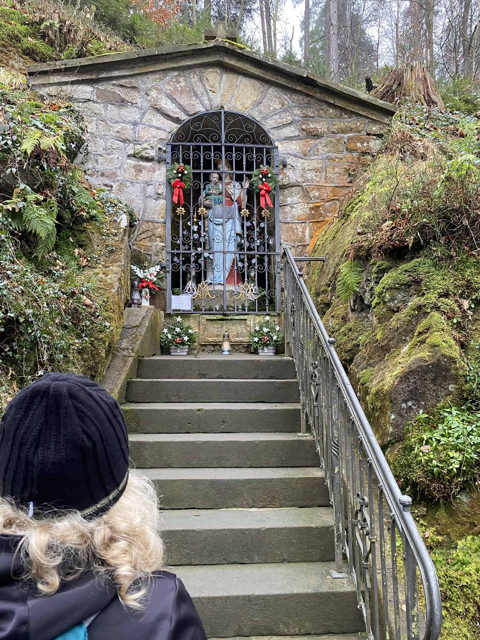 Schodiště ke skalní kapličce, která dokresluje magickou atmosféru místa.