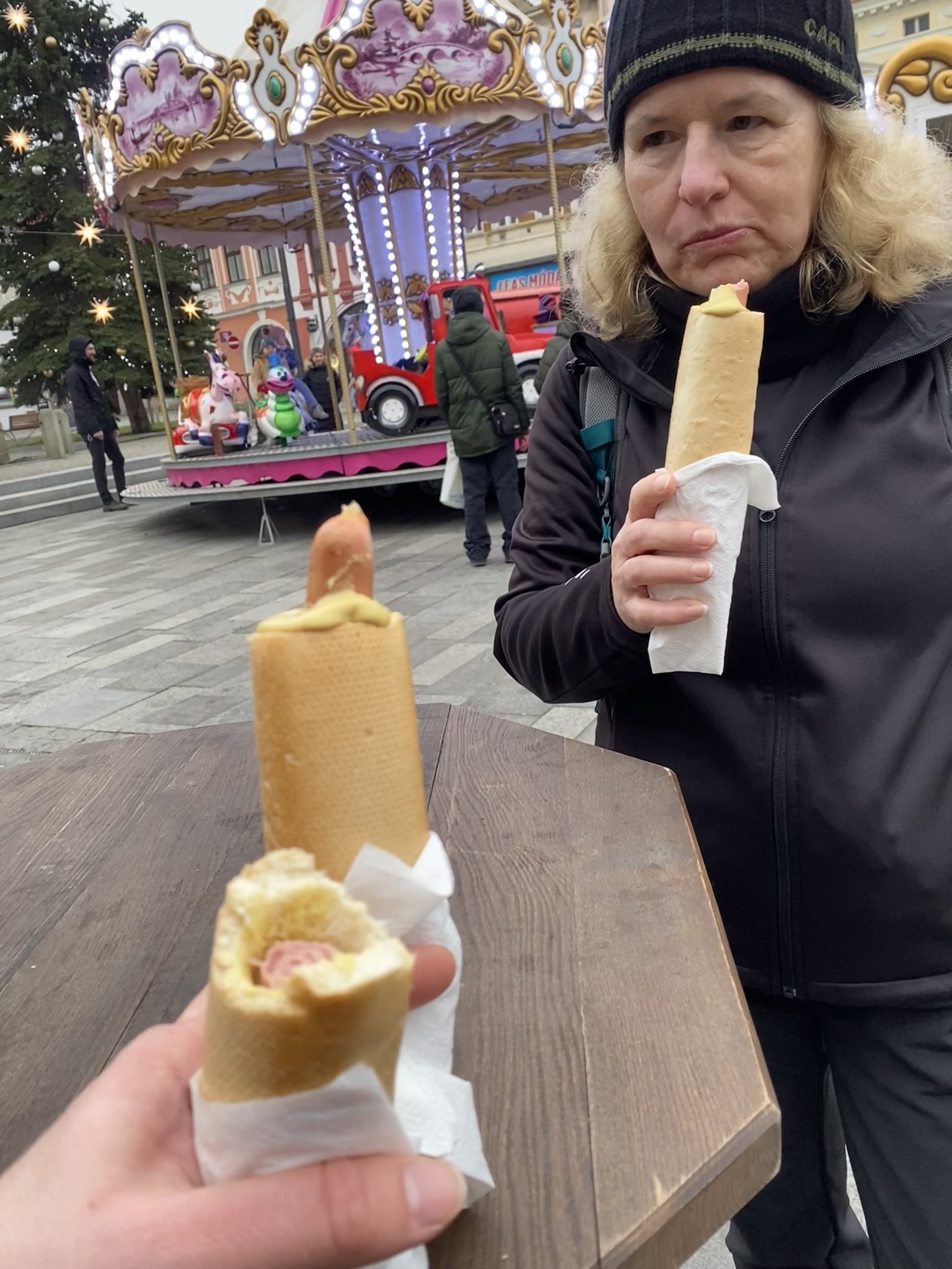 Turistická klasika a záchrana před smrtí hladem: párek v rohlíku rovnou na náměstí.