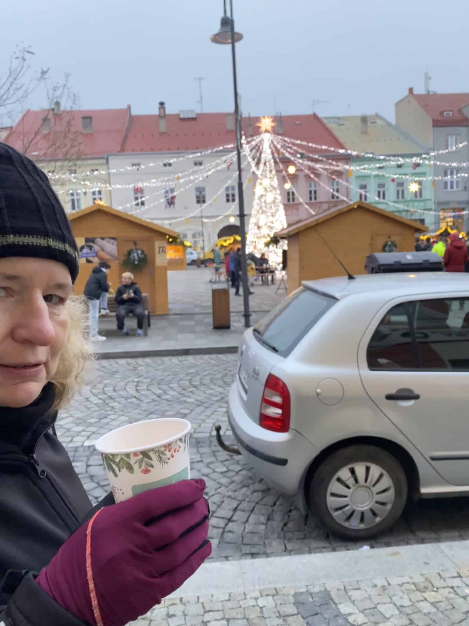 Slušně vychlazené prsty dokázal prohřát jedině horký nealko punč svíraný oběma rukama.