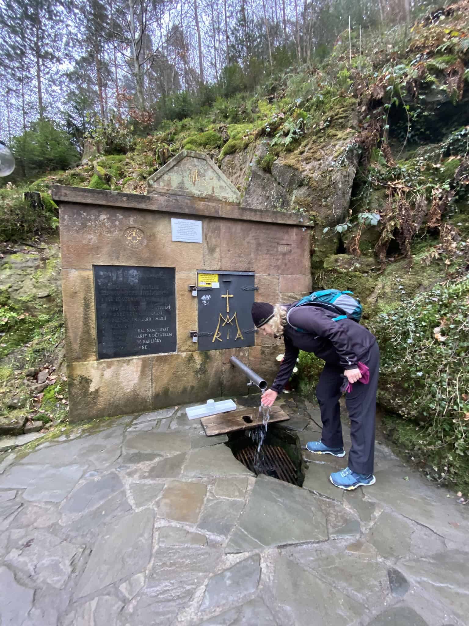 Osvěžení u vodního pramene na Stračce přišlo vhod.