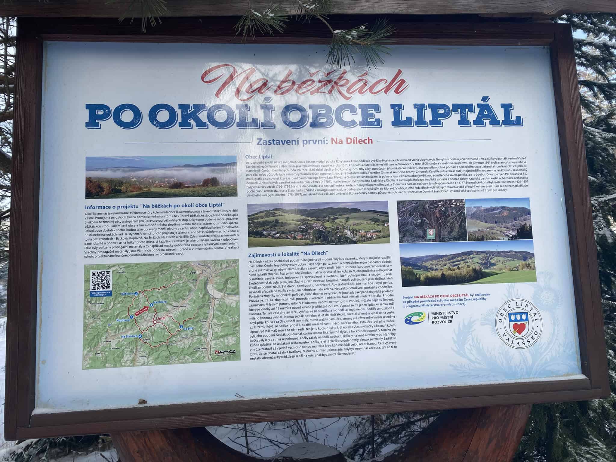 Informační tabule upozorňuje na běžkařské trasy, ale pěšmo s dobrým obutím to šlo taky skvěle.