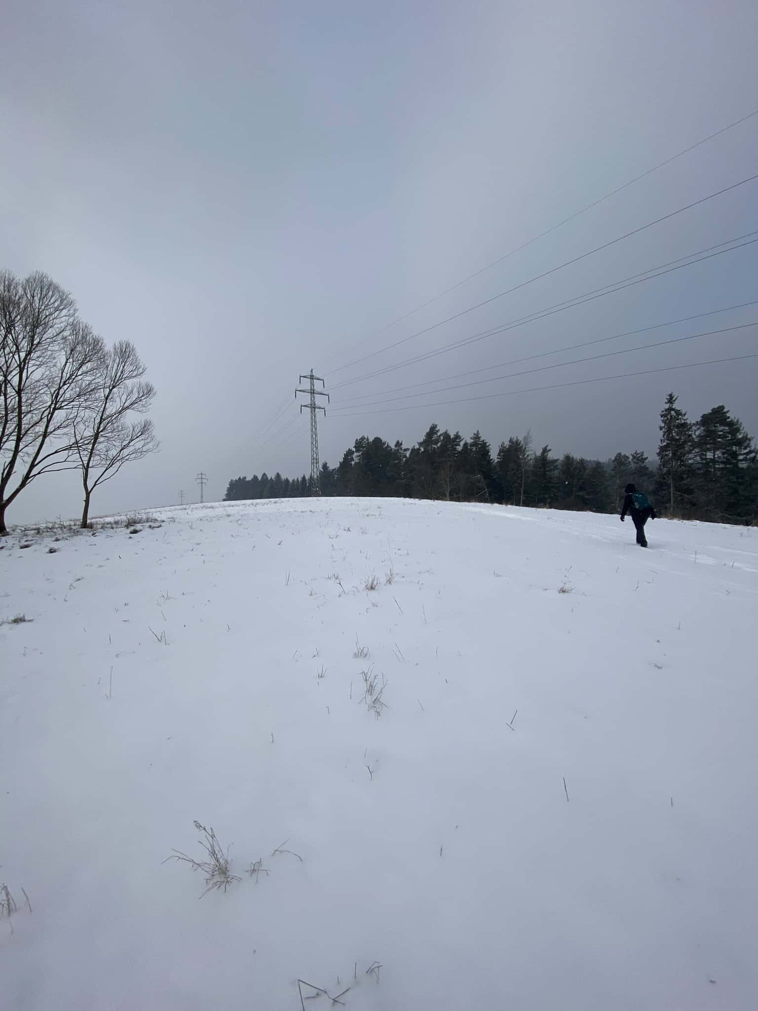 Šlapeme přes zasněžené pláně, vítr se tady do nás začal pomalu opírat.