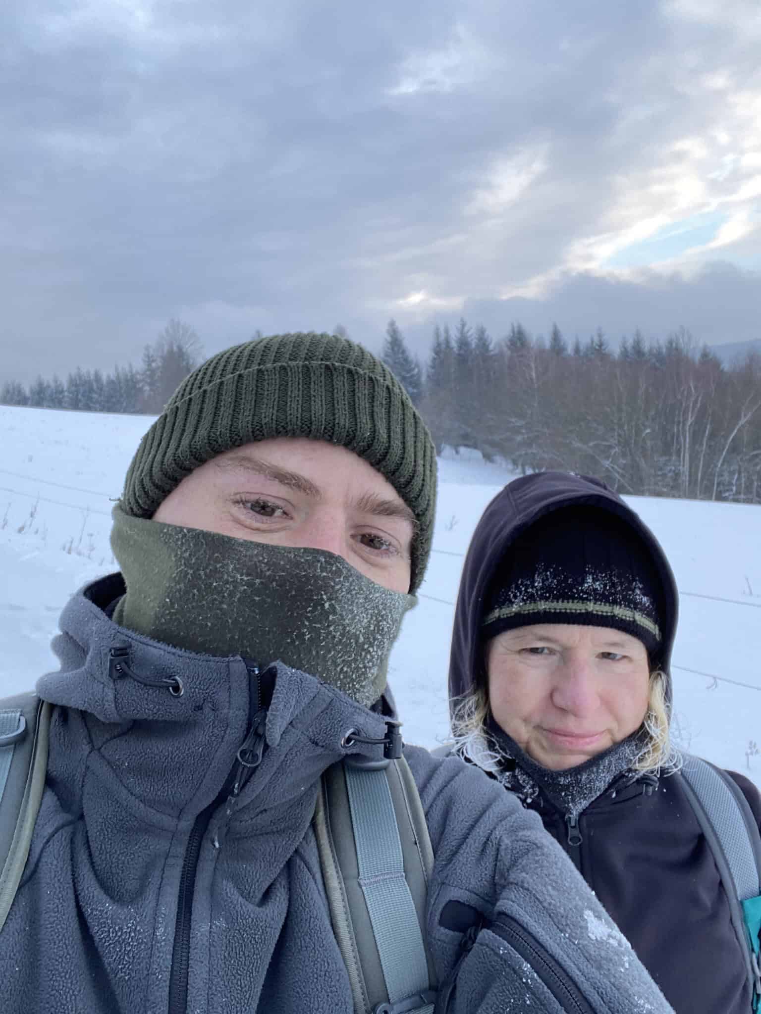 Mrazivá vrcholová fotka ke konci treku. Vítr sílil a teplota klesala, takže šály šly až pod oči.