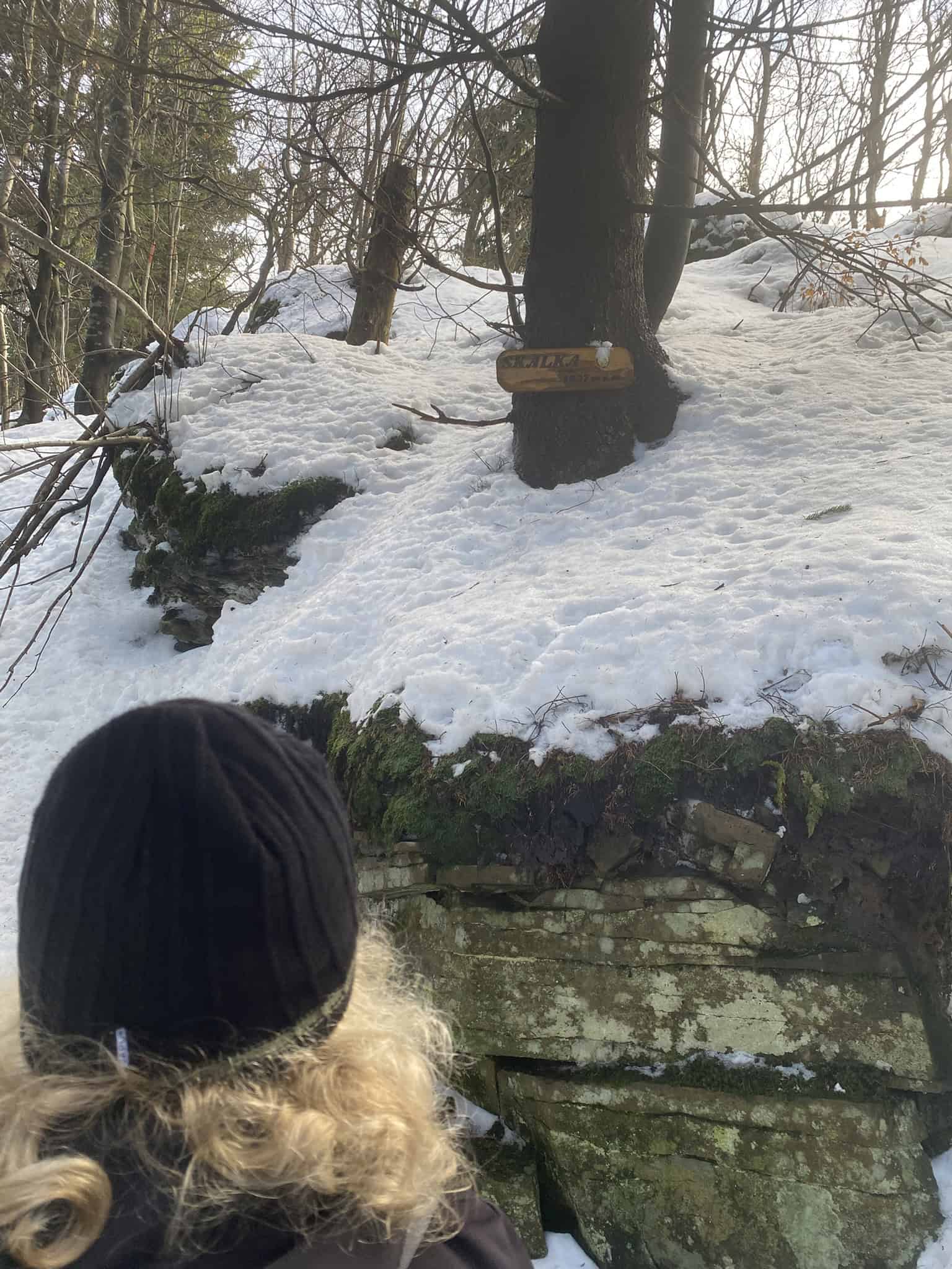 Rozcestí Skalka nás přivítalo typickou beskydskou dřevěnou cedulkou. Část cesty máme za sebou.