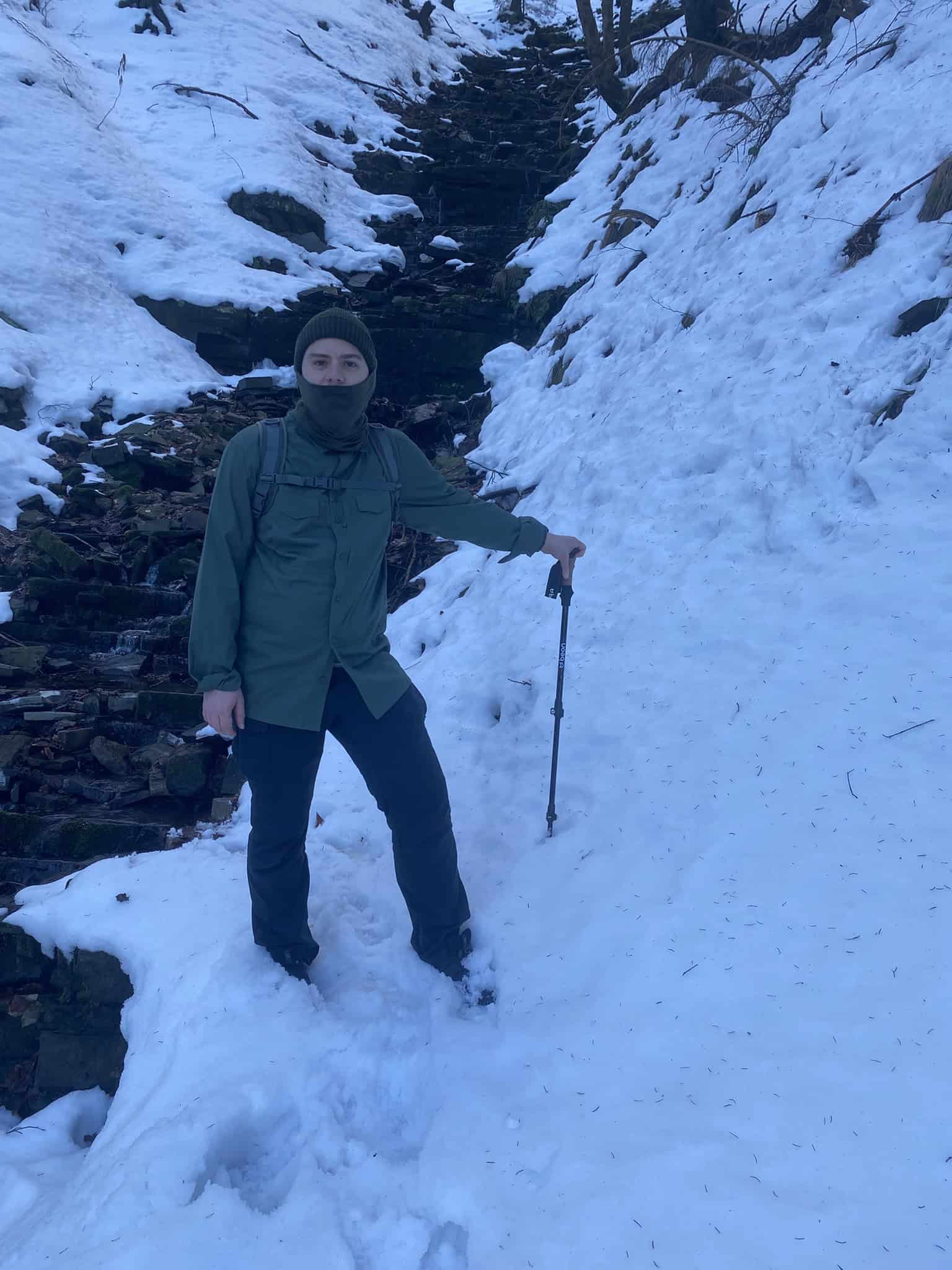 Pauza u ledového potoka v ninja módu. Stoupání nás rychle zahřálo.