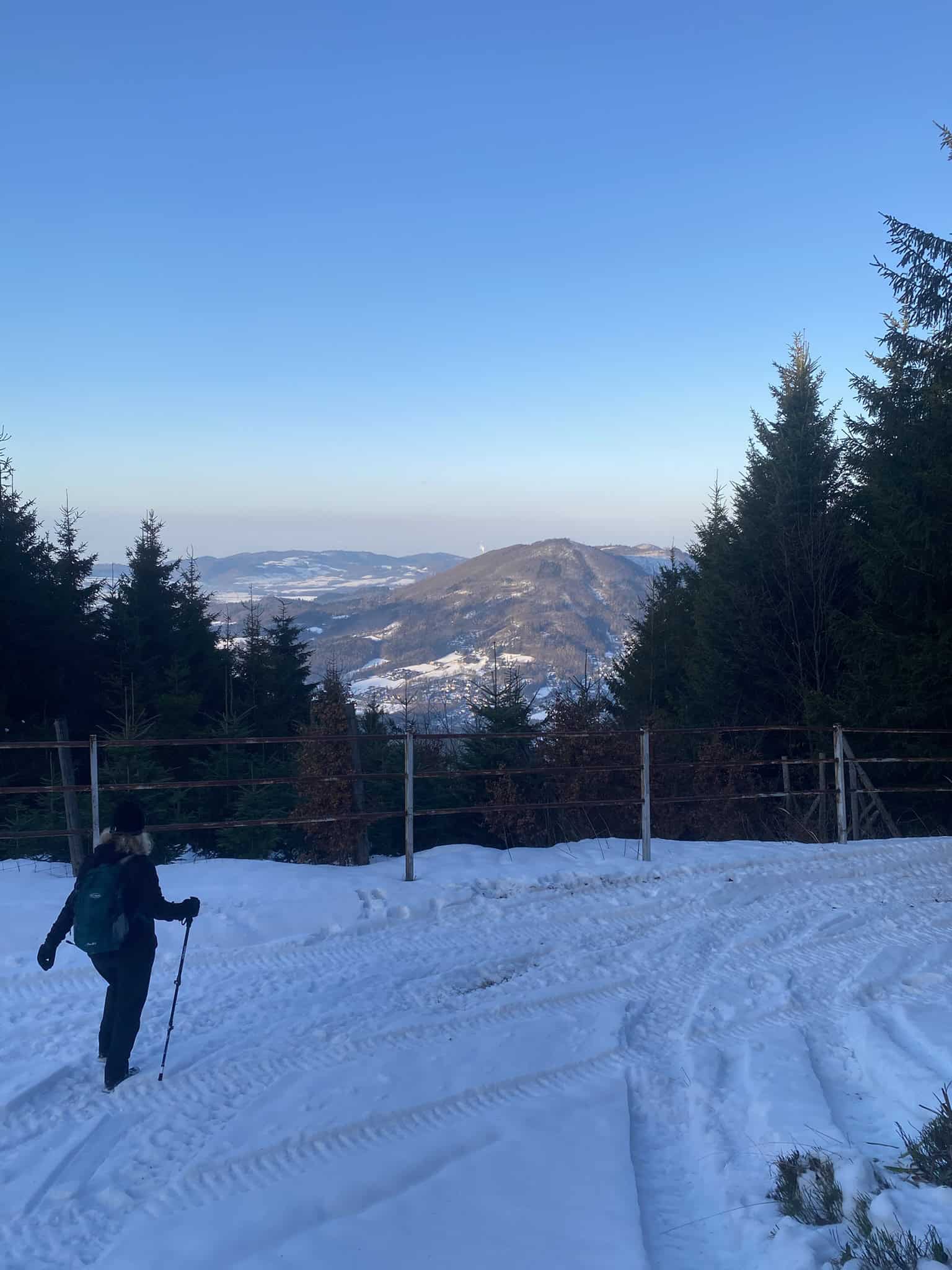 Sestup byl místy docela strmý a uježděný sníh nám dával jasně najevo, proč se v horách vyplatí mít nesmeky.