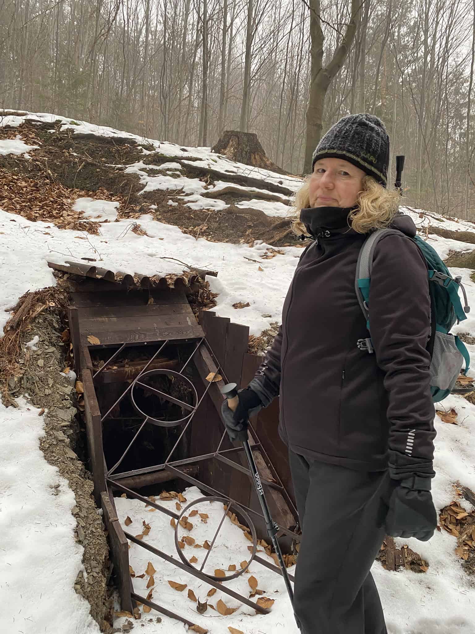 Nicol u zamřížovaného vstupu do staré důlní štoly v Kunčicích.