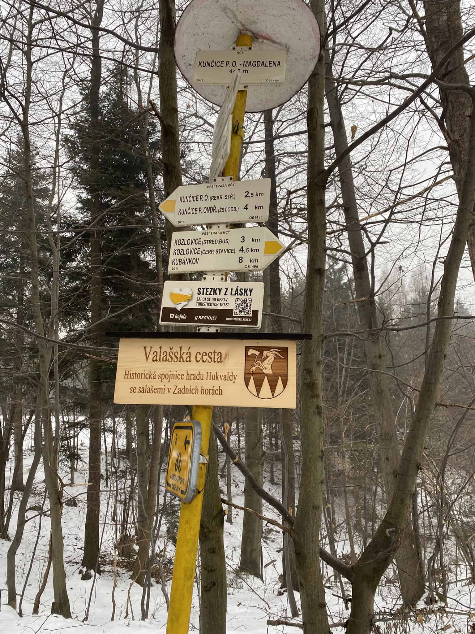 Rozcestník u Kunčic pod Ondřejníkem nás navedl na Valašskou cestu.