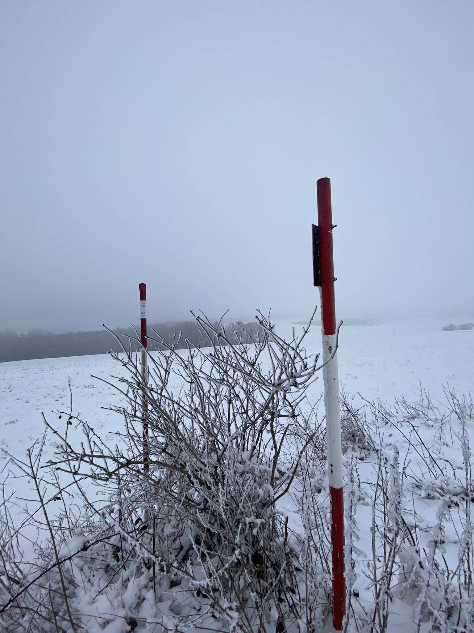 Červenobílé tyrosy – jediný maják v oceánu mlhy a sněhu.