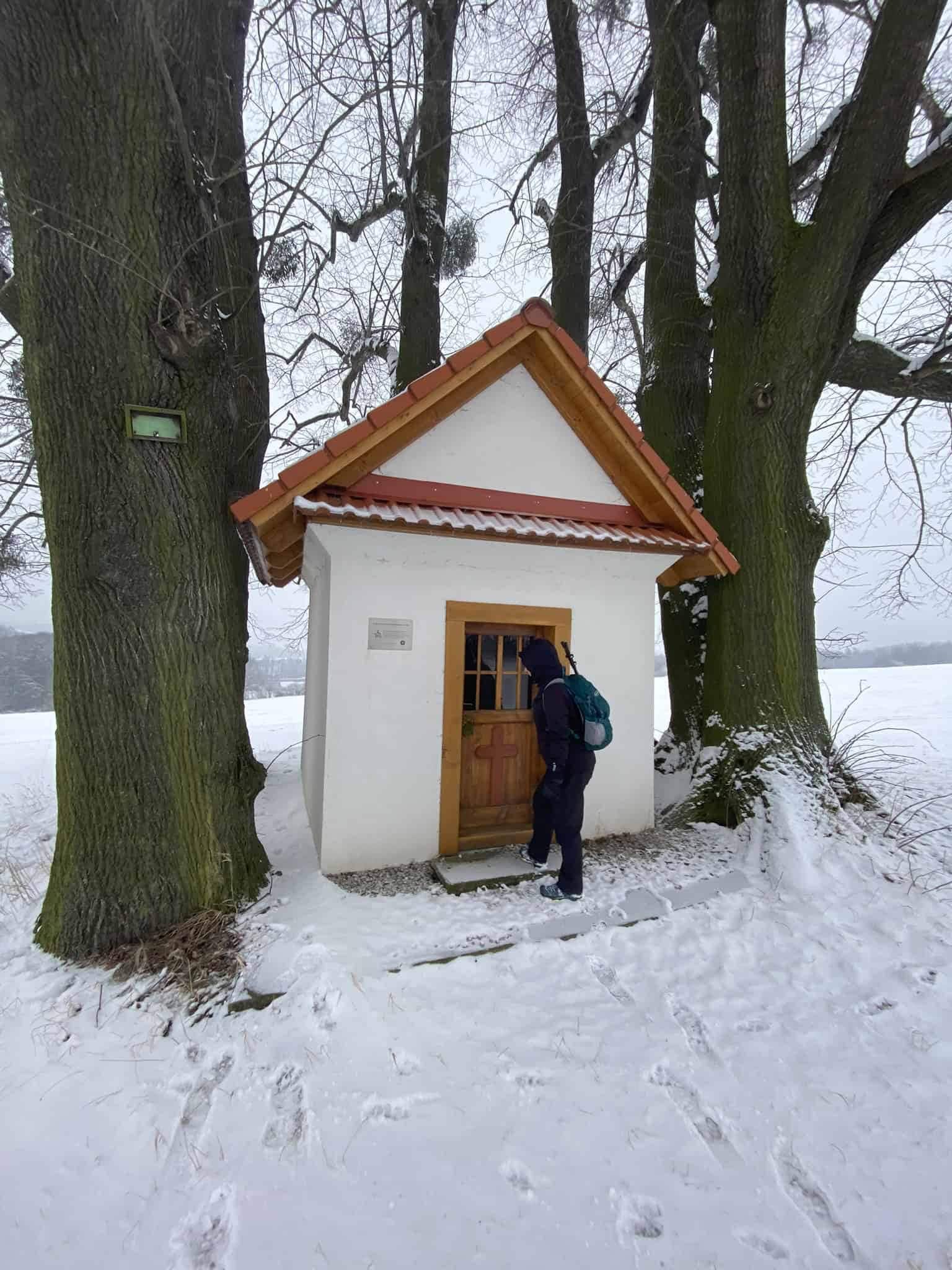 Objevili jsme krásně udržovanou Kapli Panny Marie Sedmibolestné. Ideální místo na kratičké nadechnutí.
