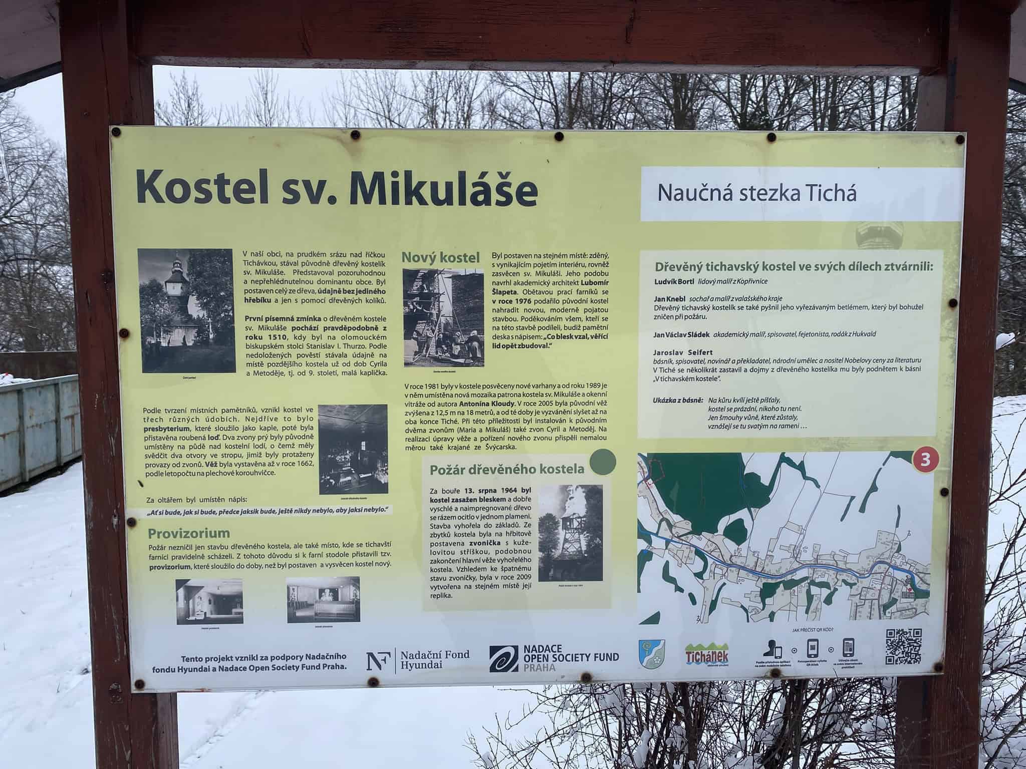 Informační tabule Naučné stezky Tichá odhalující historii zničeného dřevěného kostela sv. Mikuláše.