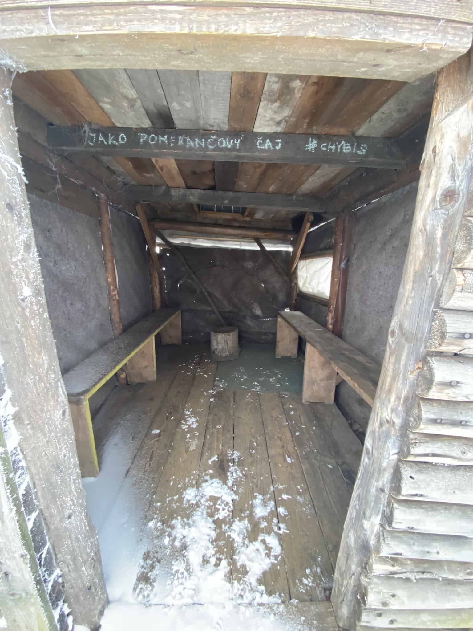 Tajemný vzkaz na trámu v útulně: JAKO POMERANČOVÝ ČAJ #CHYBÍŠ. Opuštěná romance v Beskydech?