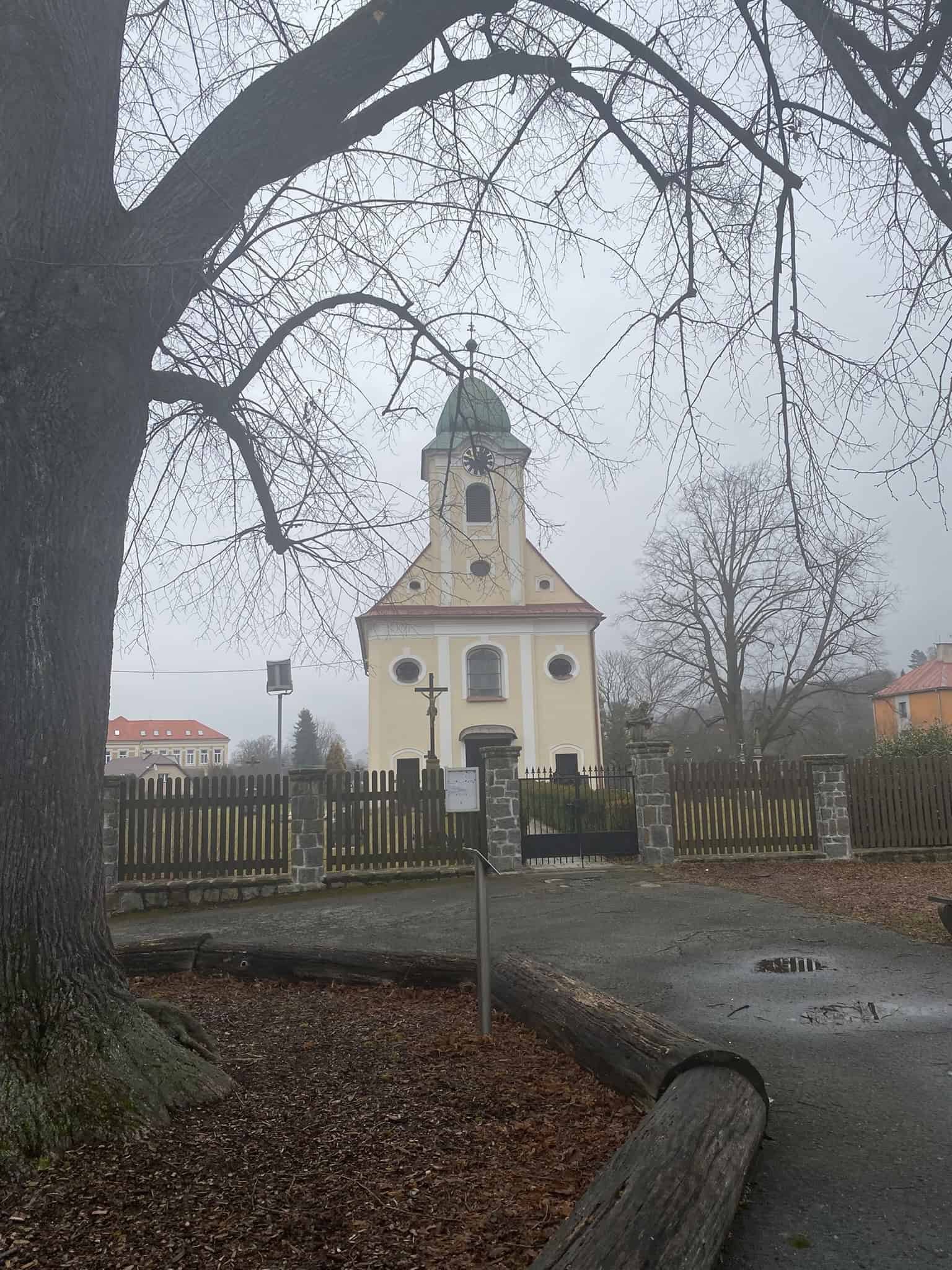 Kostel v Liptále zahalený do únorové mlhy.