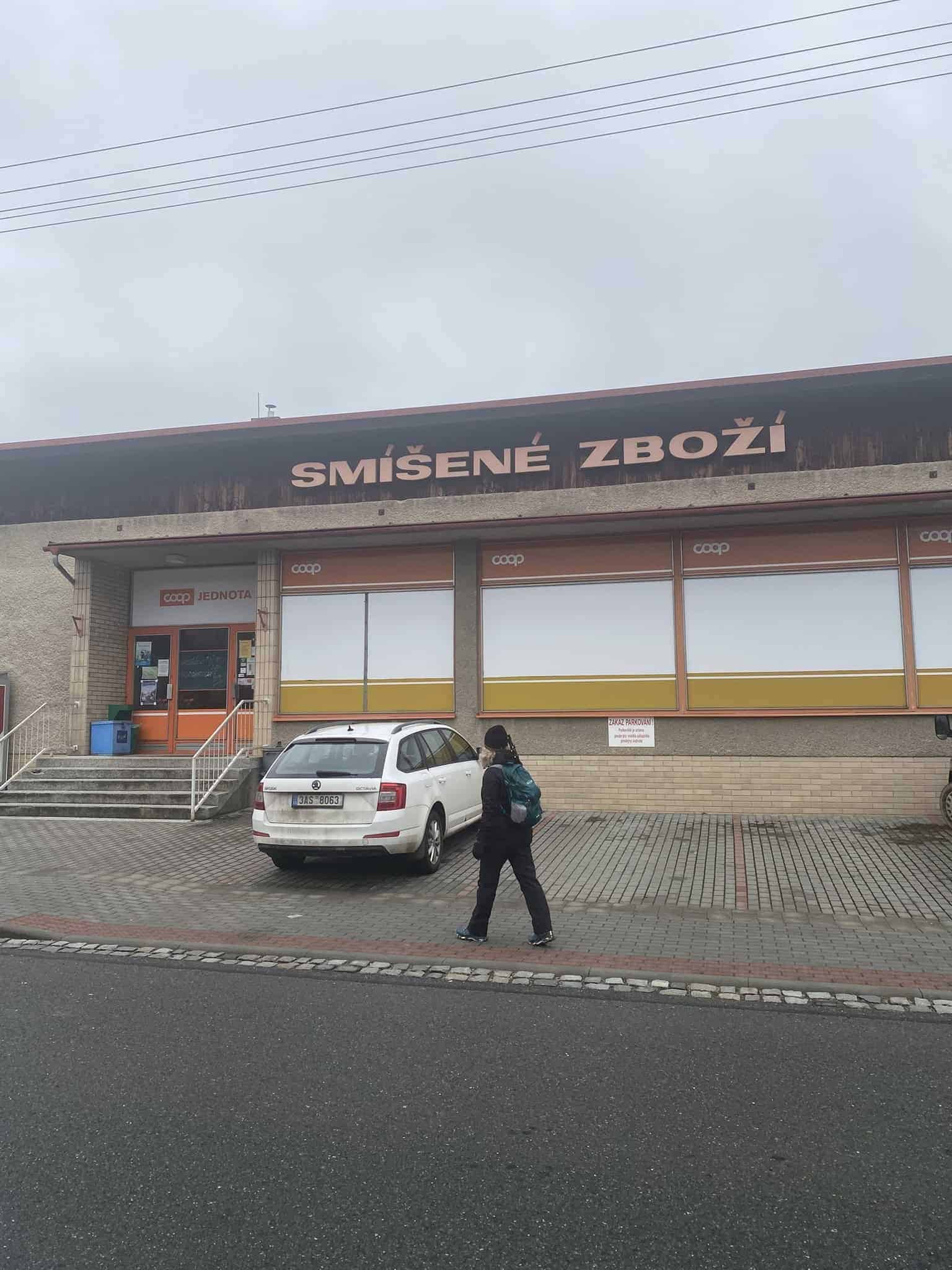 Místní COOP v Liptále slouží jako záchytný bod civilizace.