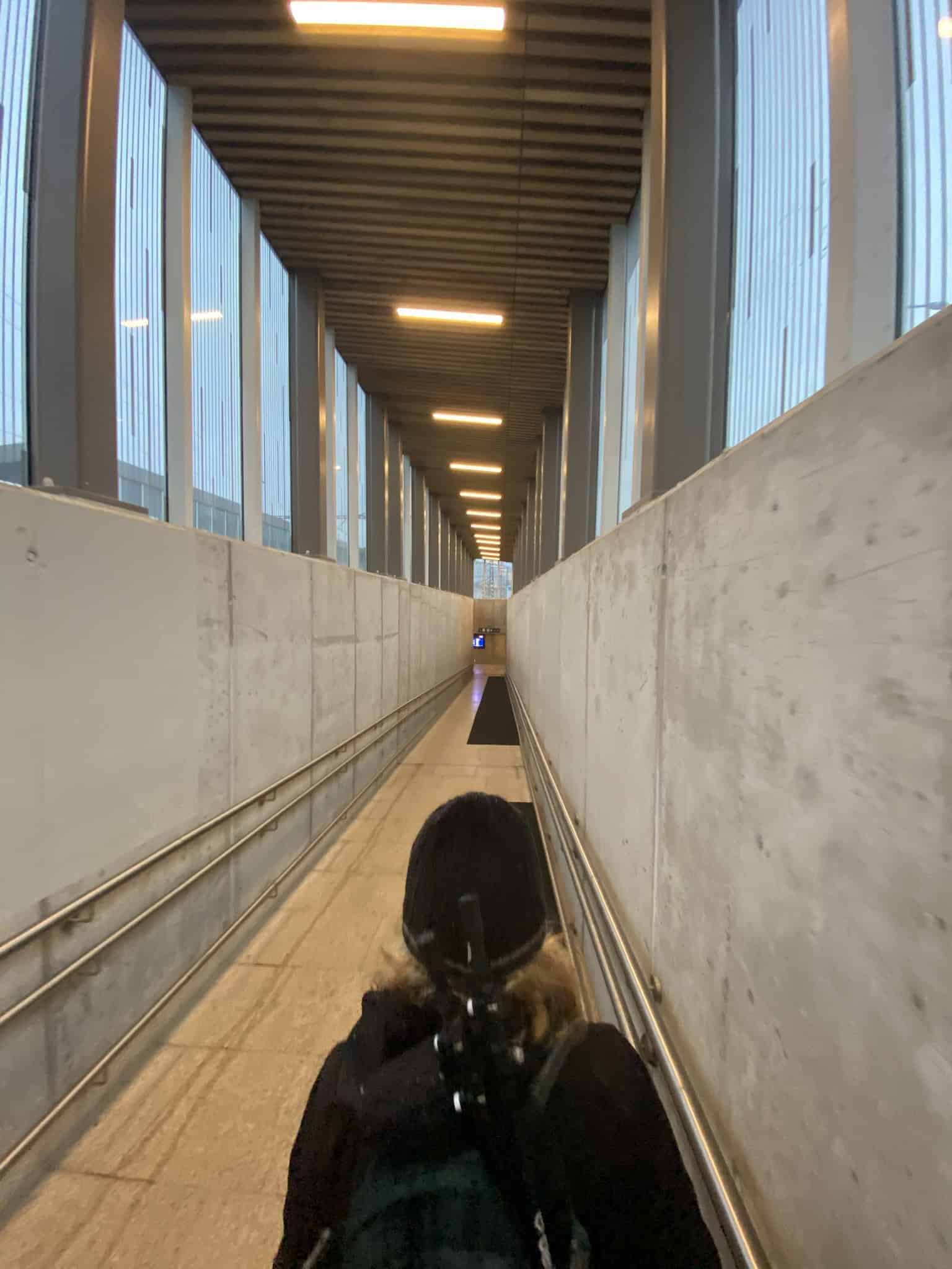 Z divočiny zpět do civilizace. Nový podchod na vsetínském nádraží tvořil s naším ubláceným oblečením zábavný kontrast.