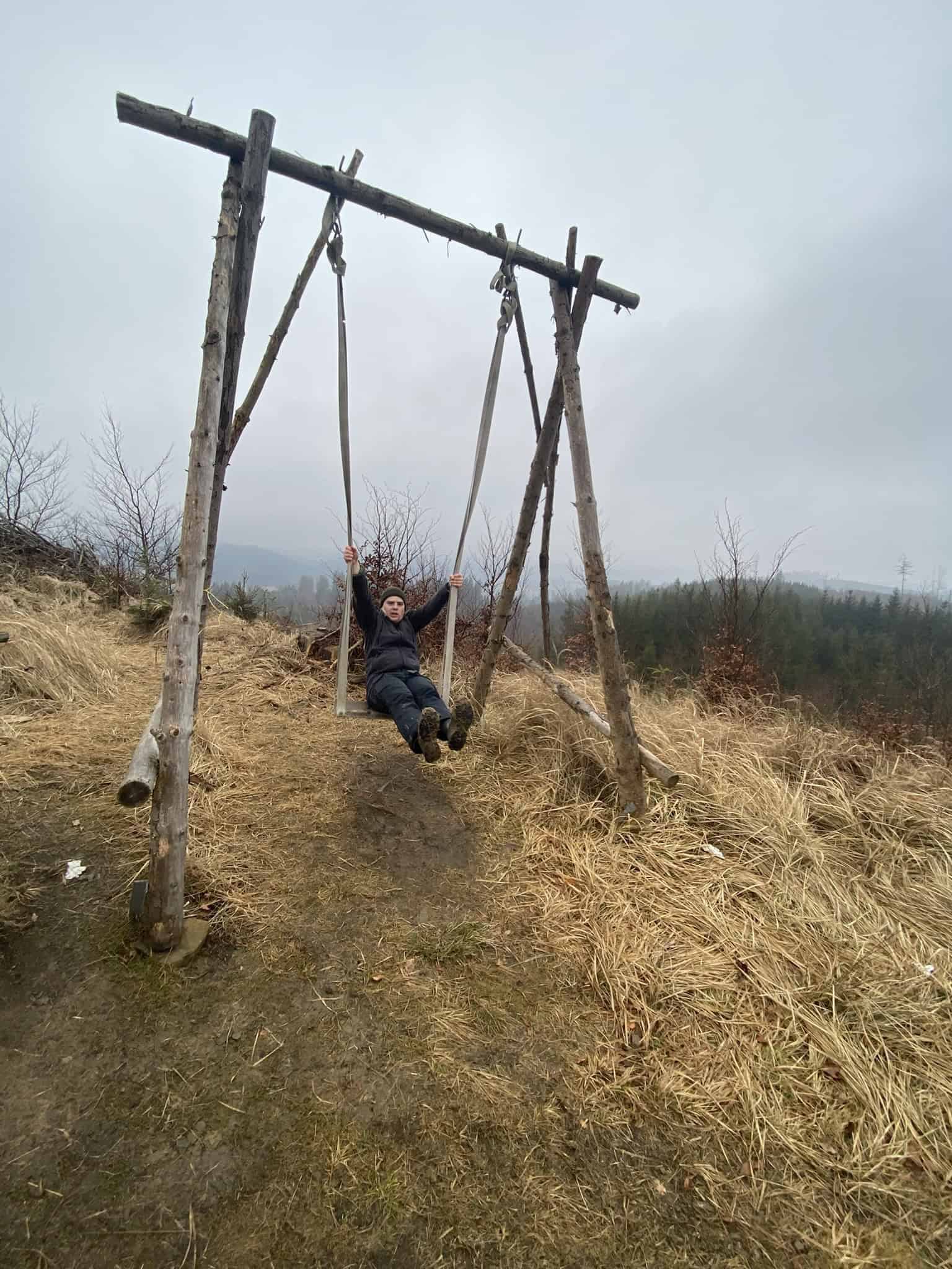 Chvilka dětské radosti na obří houpačce nám pomohla zapomenout na mokré nohy.