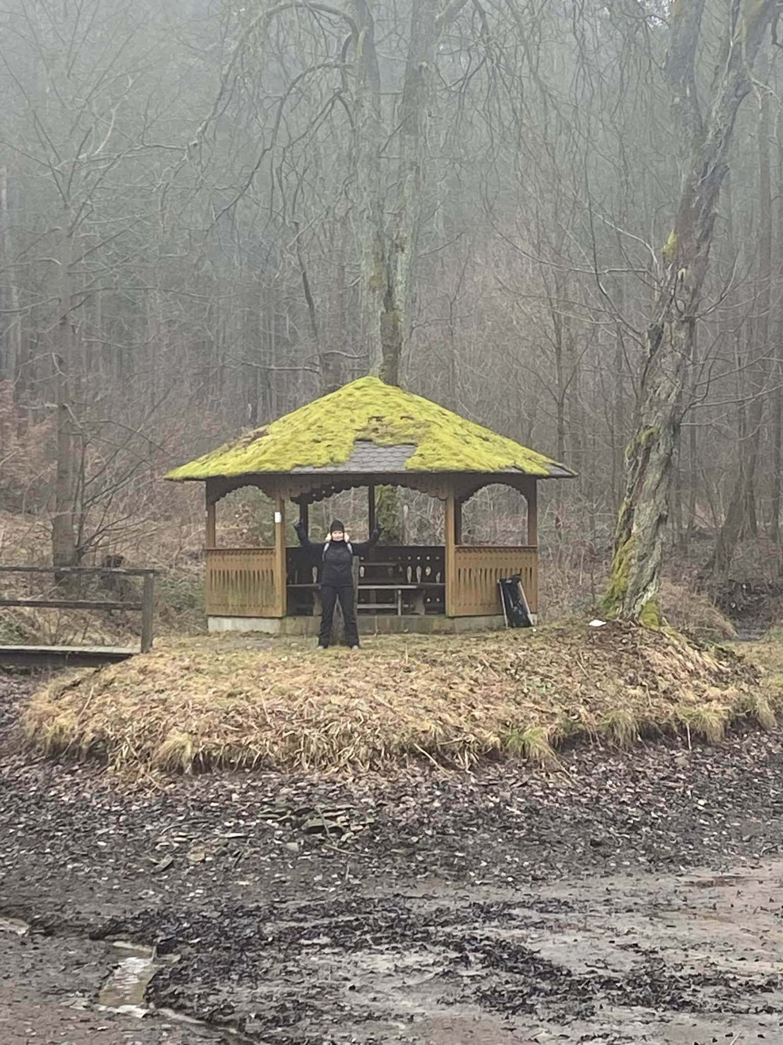 Mlhou a blátem na Vartovnu: Zimní pětadvacítka přes altánek a partyzánský srub