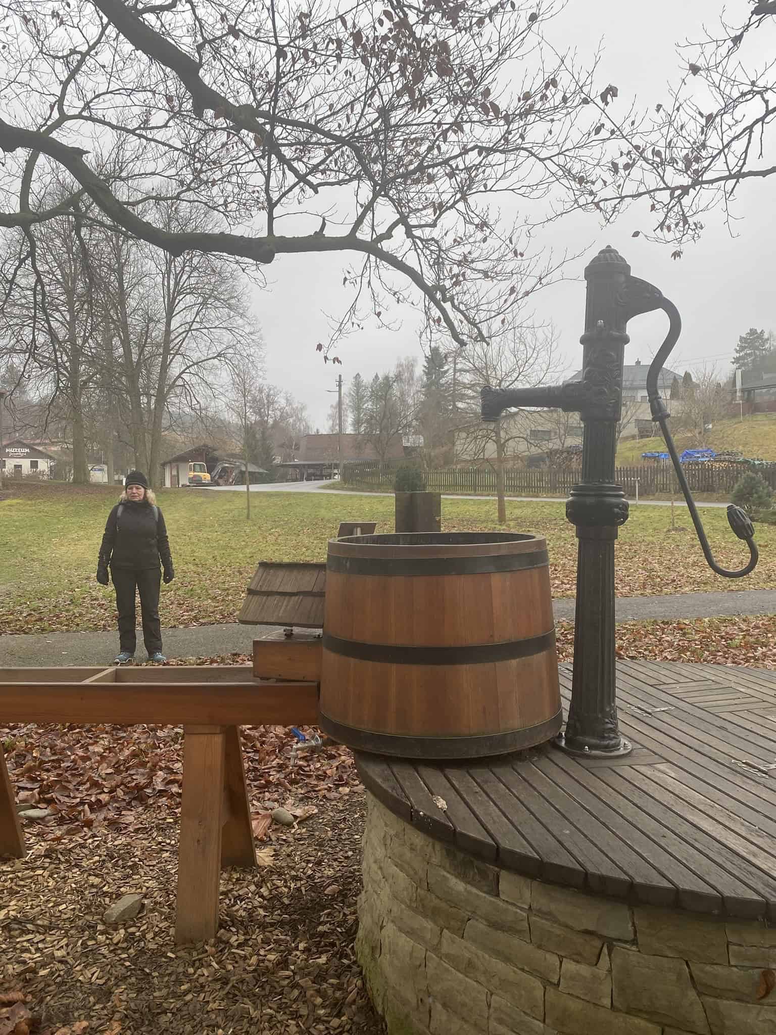 V zámeckém parku v Liptále nás zaujala historická pumpa.