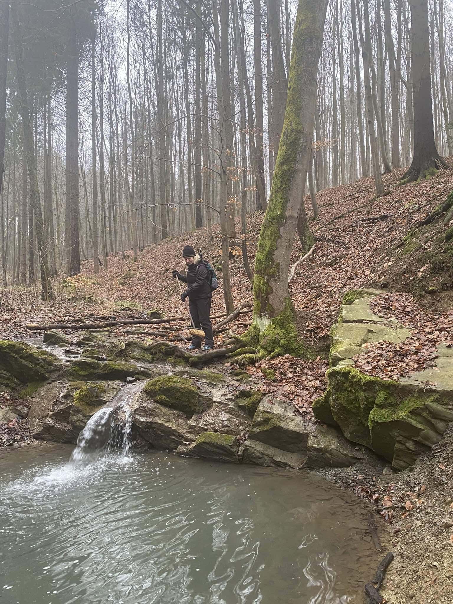 Když najdete v lese koště, musíte zamést potok. To dá rozum.