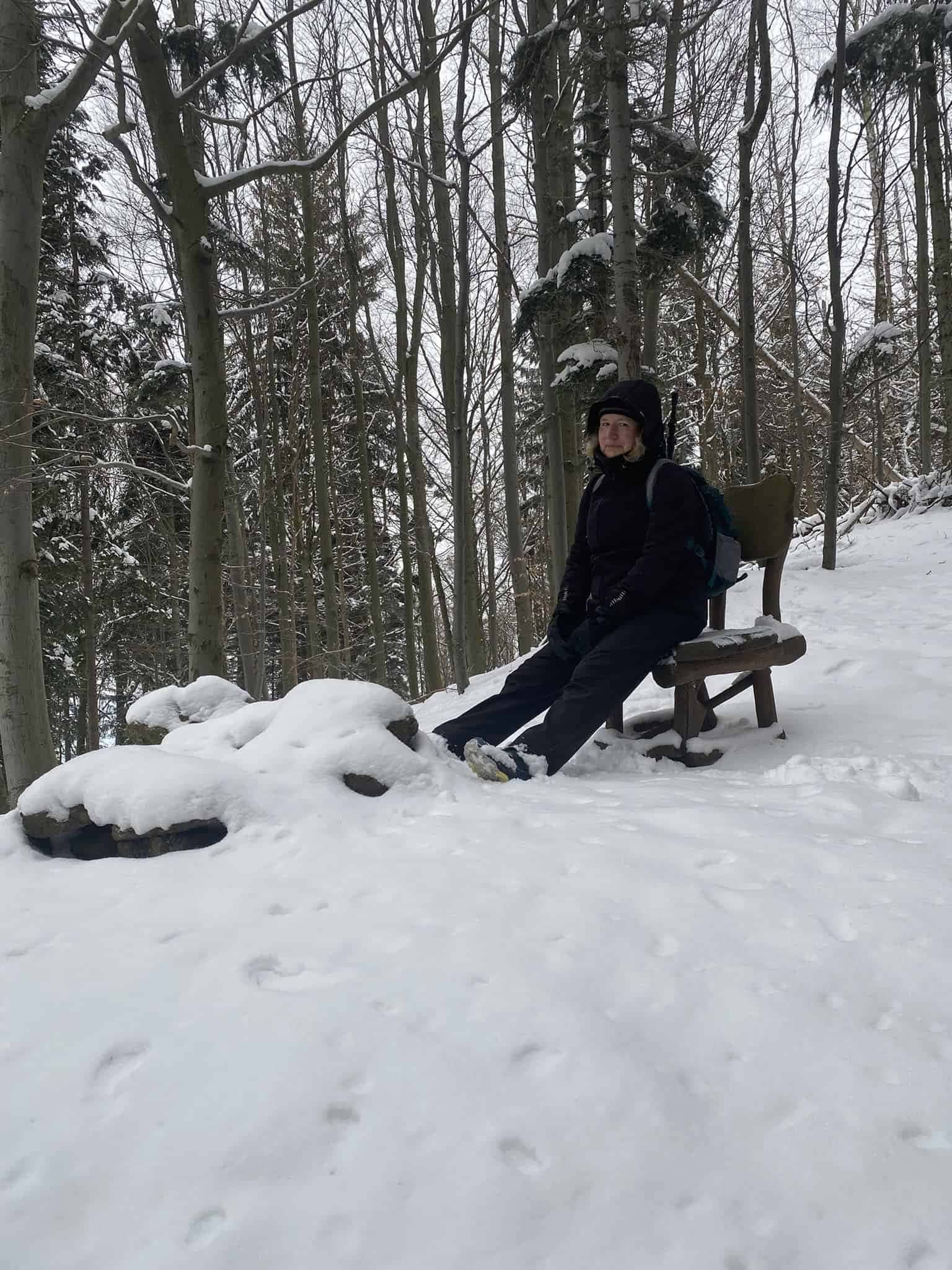 Zasloužený odpočinek na lavičce uprostřed prudkého stoupání.