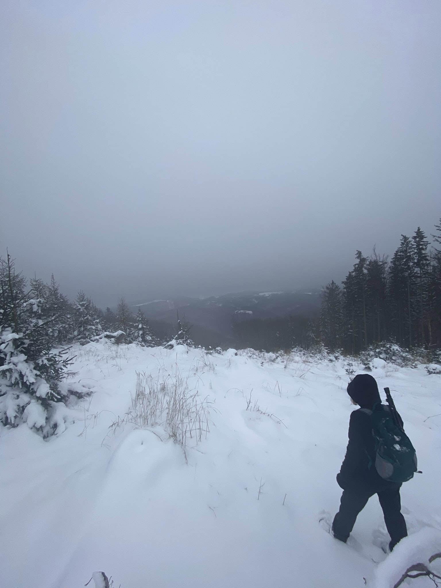 Svahy před samotným vrcholem zahalené v poctivé zimní dekovce.