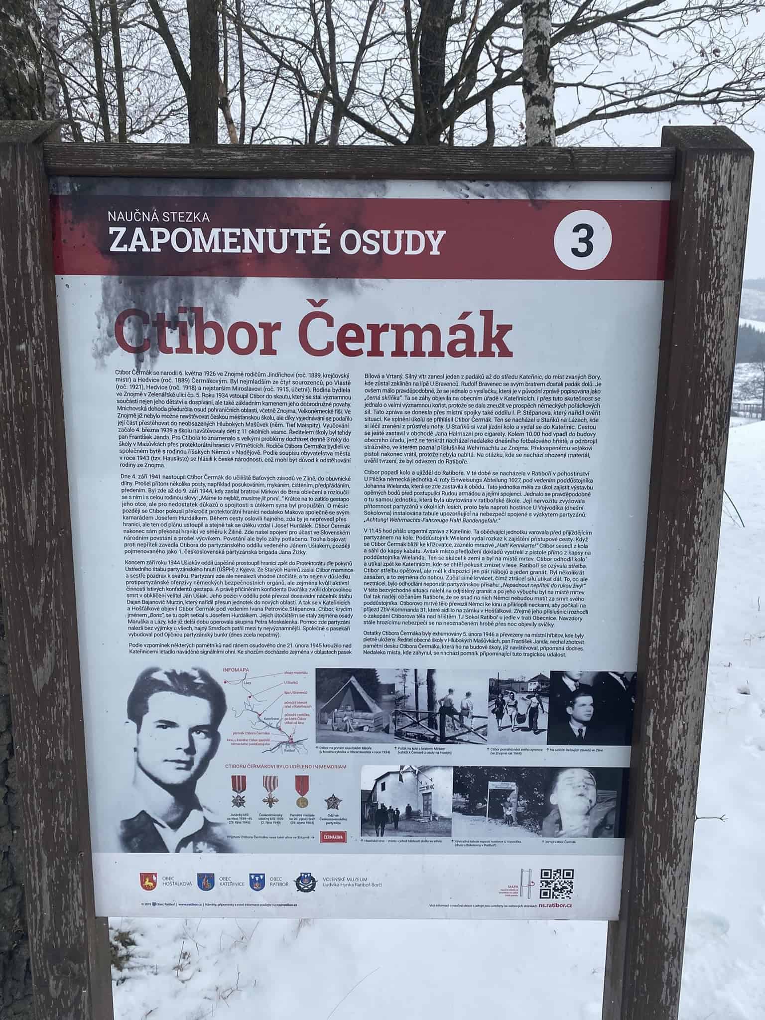 Informační tabule připomínající pohnutou historii odboje v tomto kraji