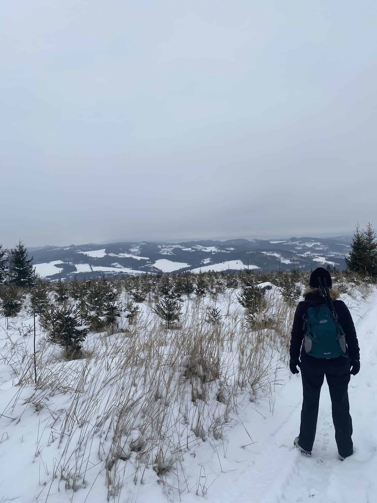 Slušné výhledy z paseky na okolní kopce Vsetínských vrchů