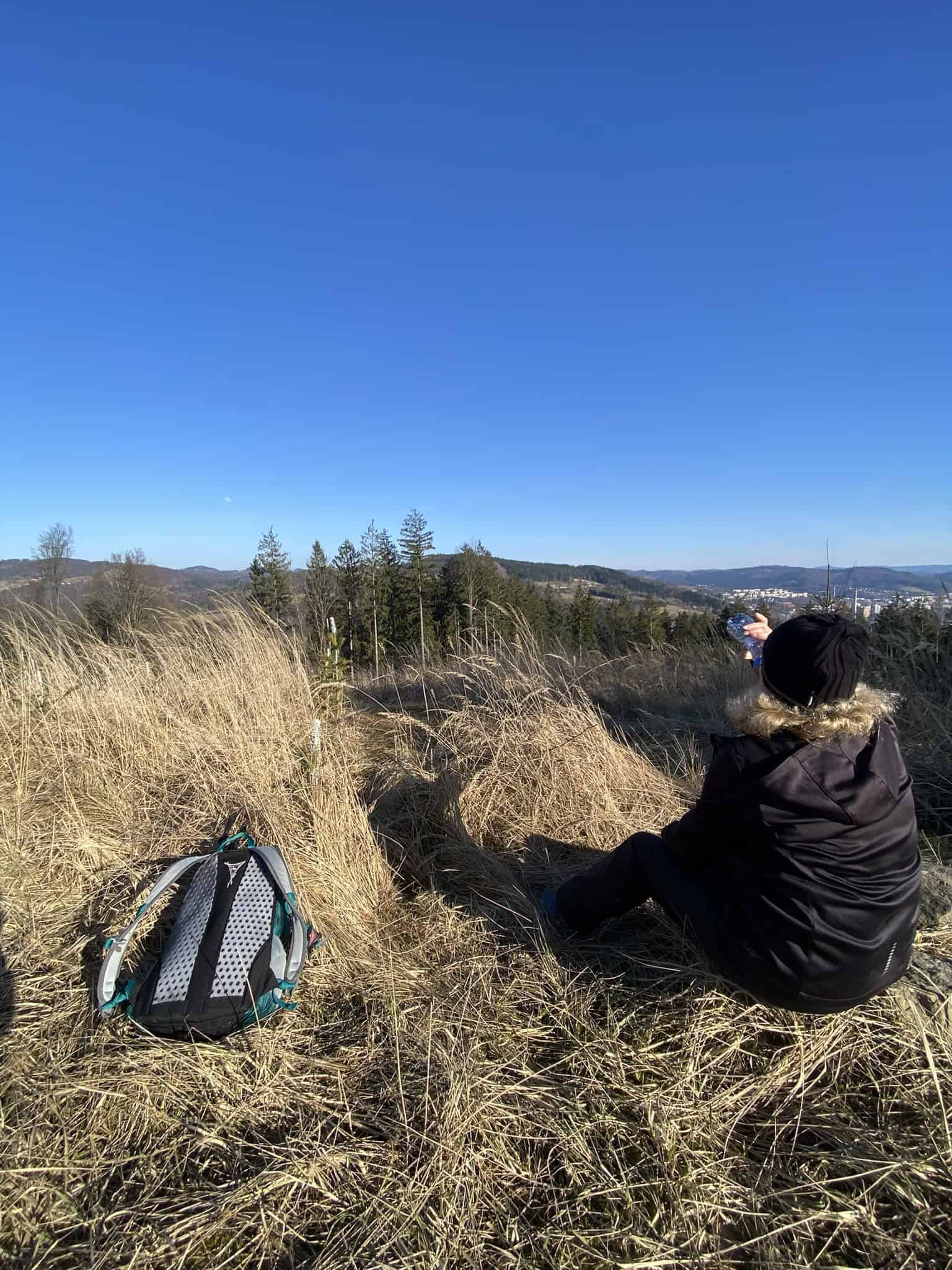 Pauza na nealko a výhledy na město v dálce.