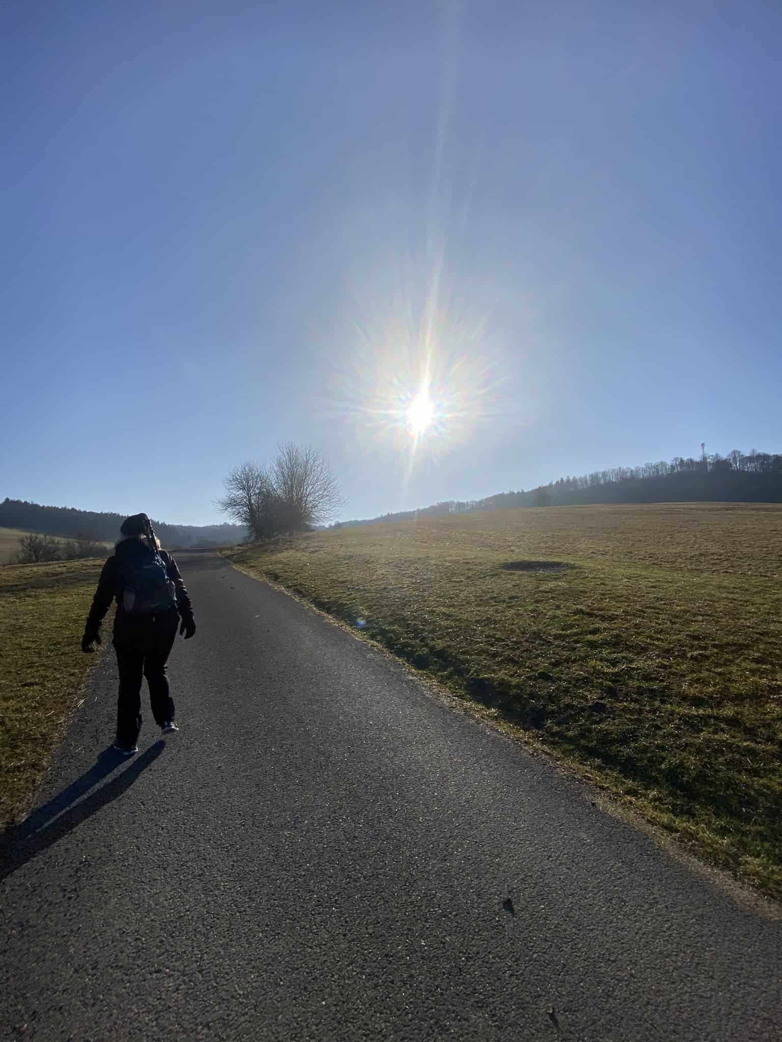 Ranní rozehřívačka na asfaltu pod modrým nebem.