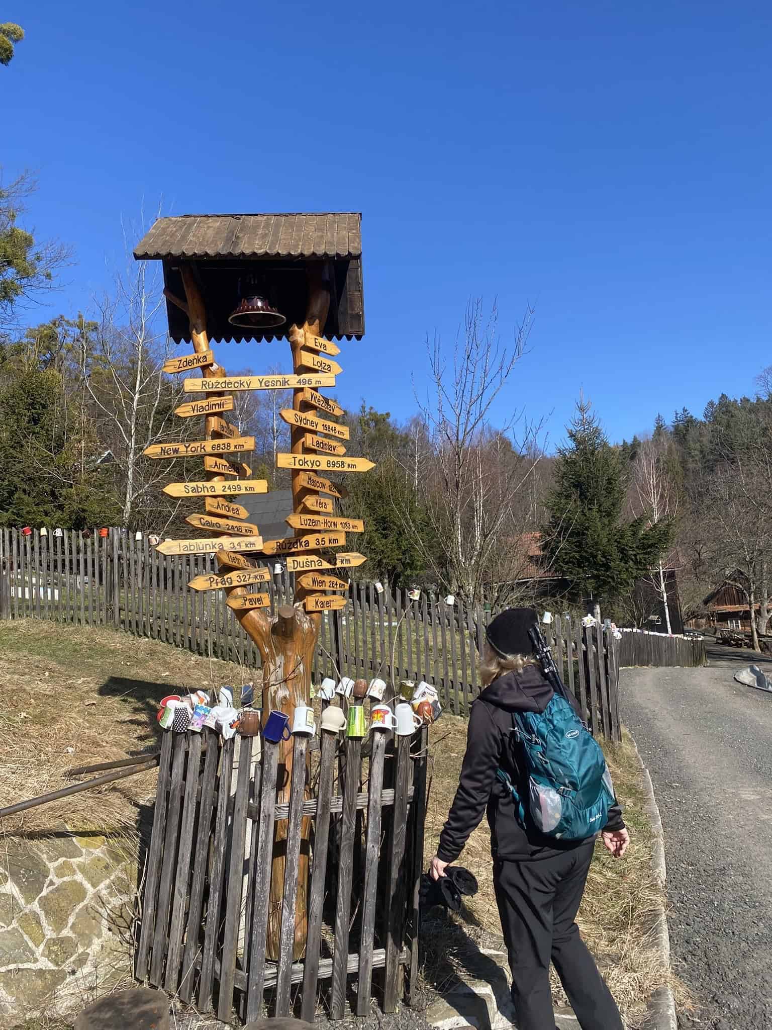 Kultovní rozcestník ověšený hrnečky.