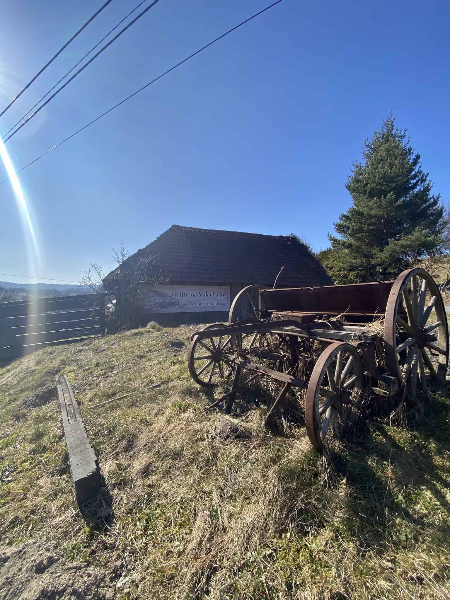 Starý vůz u Hospody Na Dílech