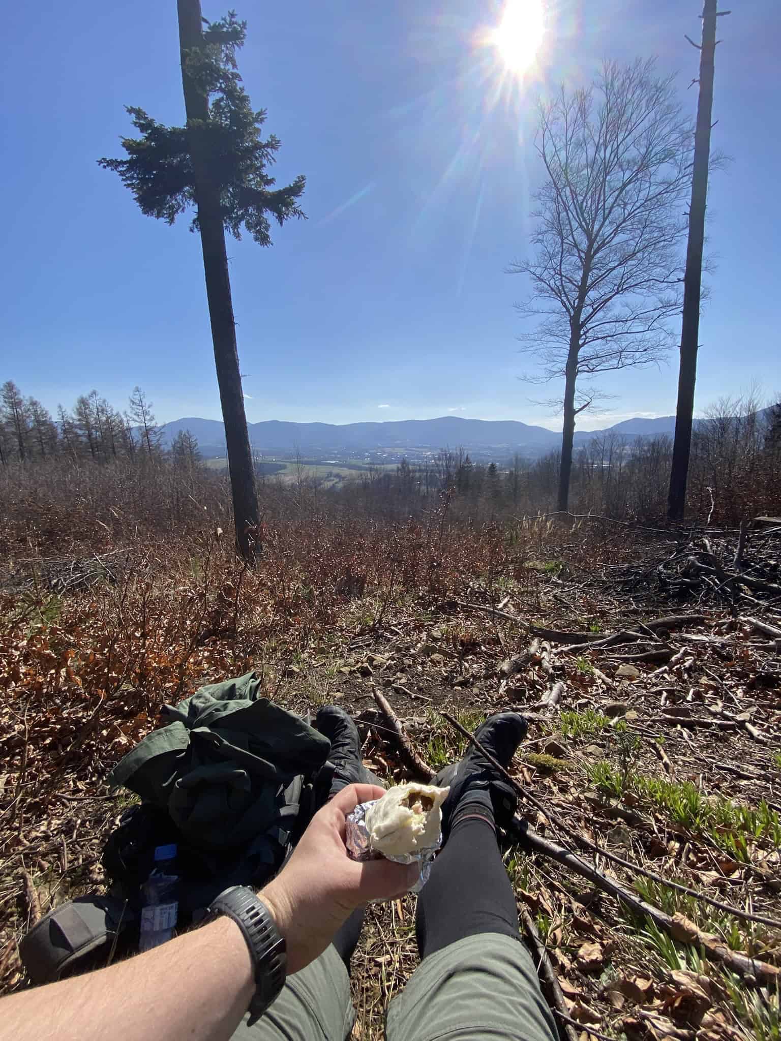 Když najdete správné místo s výhledem, i úplně obyčejná domácí tortilla s uzeným chutná jak z luxusní restaurace.