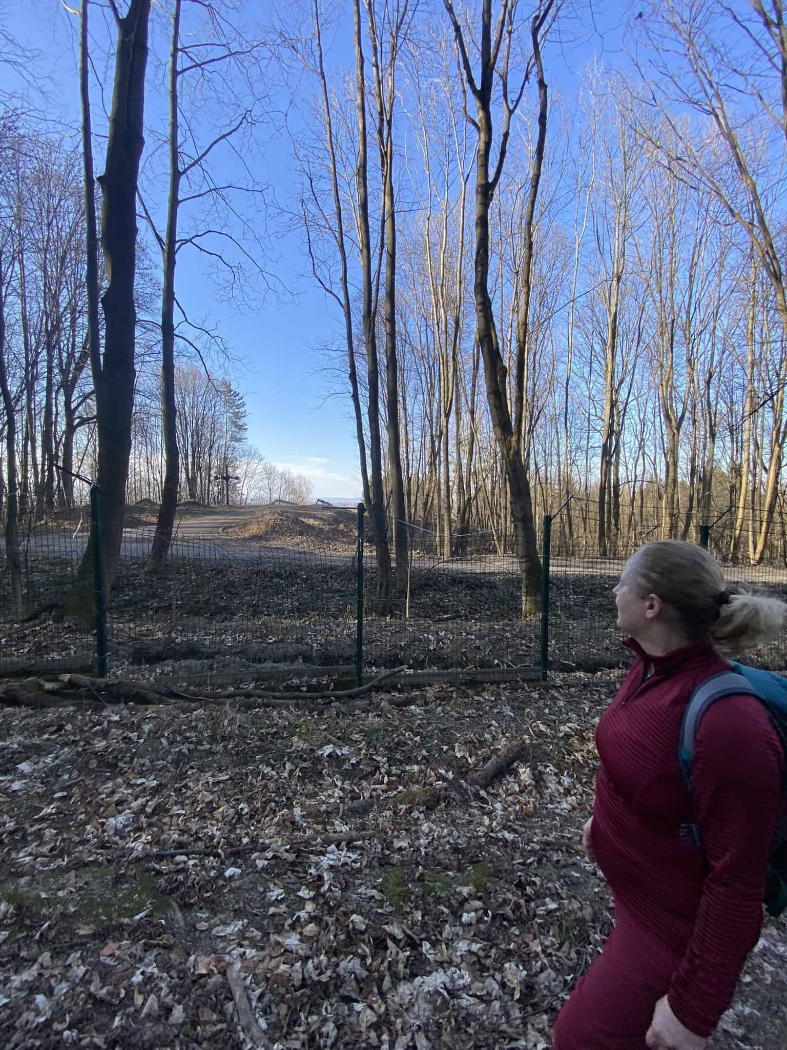 Navigační oříšek těsně před koncem: buď dlouhá oklika po silnici, nebo průzkumná stezka těsně u průmyslového plotu.